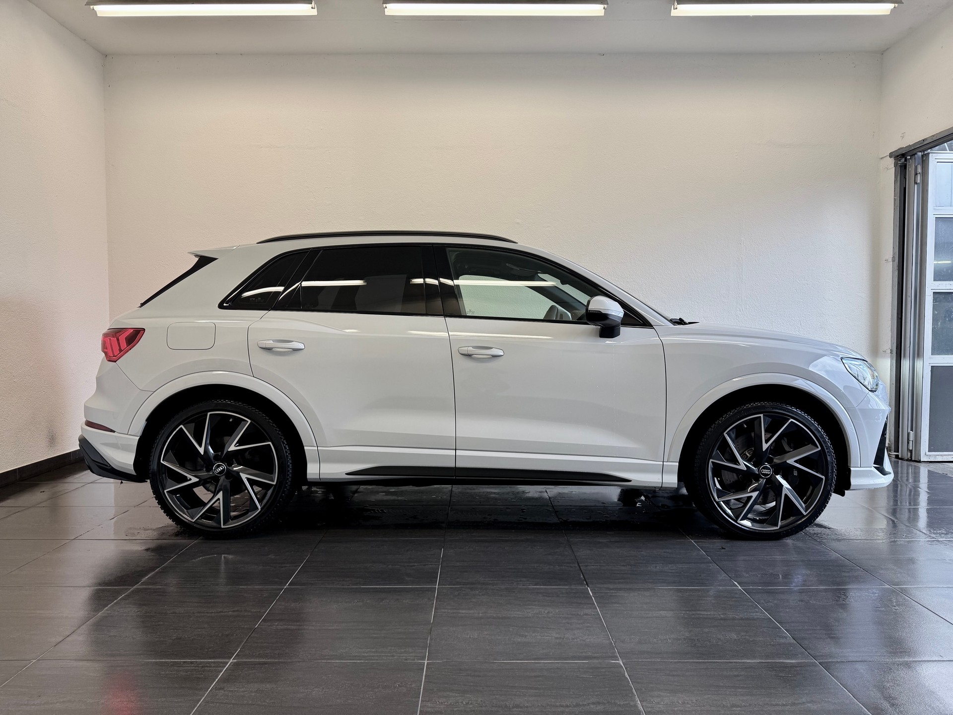 AUDI RS Q3 2.5 TFSI quattro S tronic-image-4