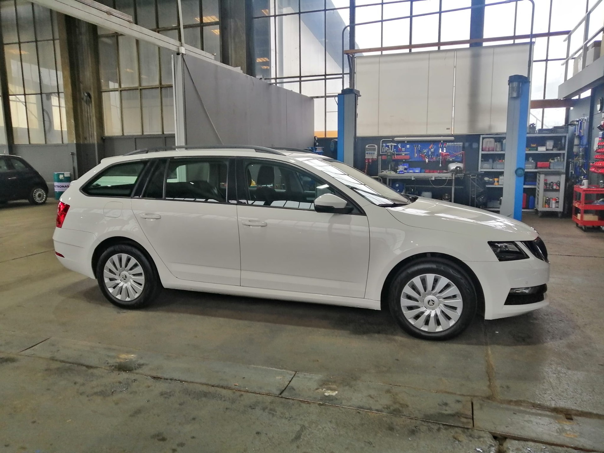 SKODA Octavia Combi 2.0 TDI Ambition 4x4-image-4