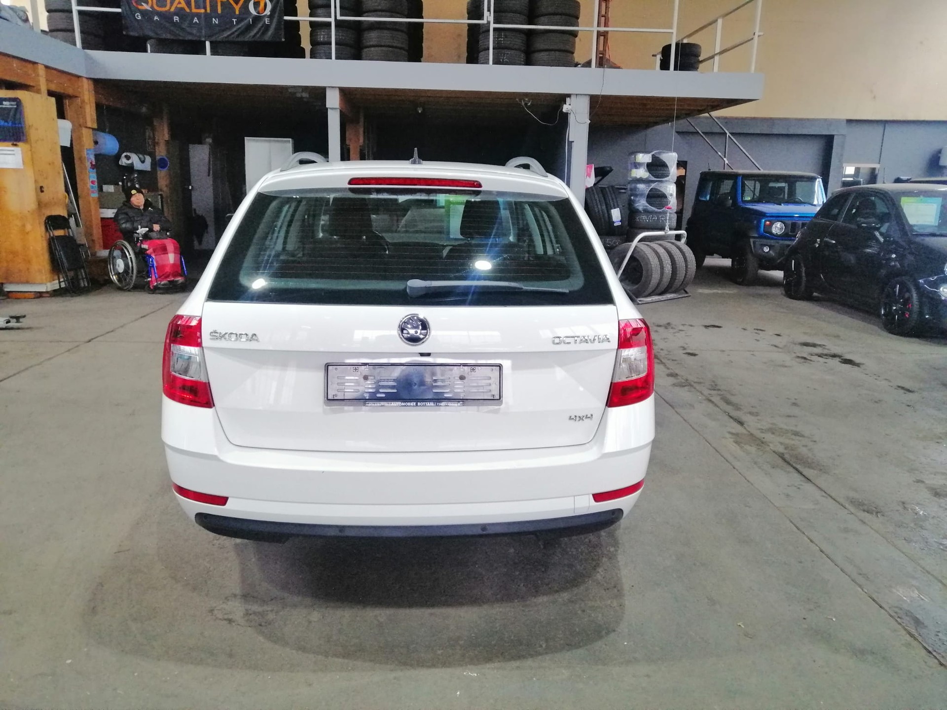 SKODA Octavia Combi 2.0 TDI Ambition 4x4-image-1
