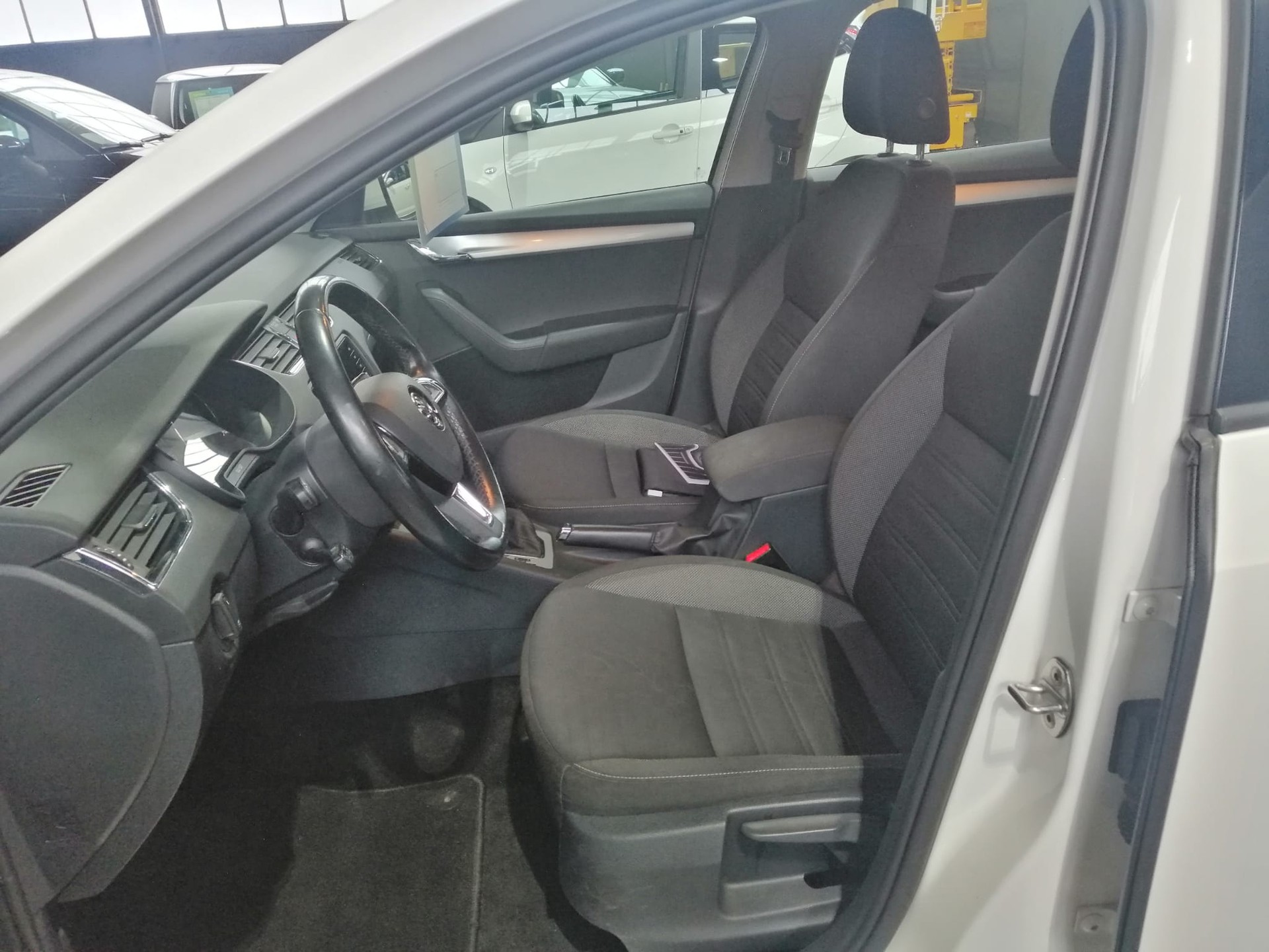 SKODA Octavia Combi 2.0 TDI Ambition 4x4-image-5