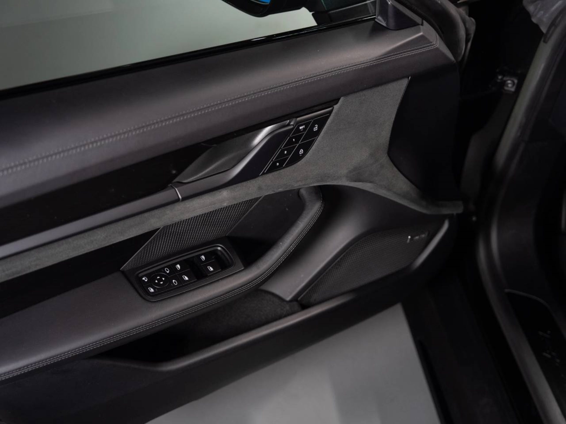 PORSCHE Taycan GTS (MY23)-image-14