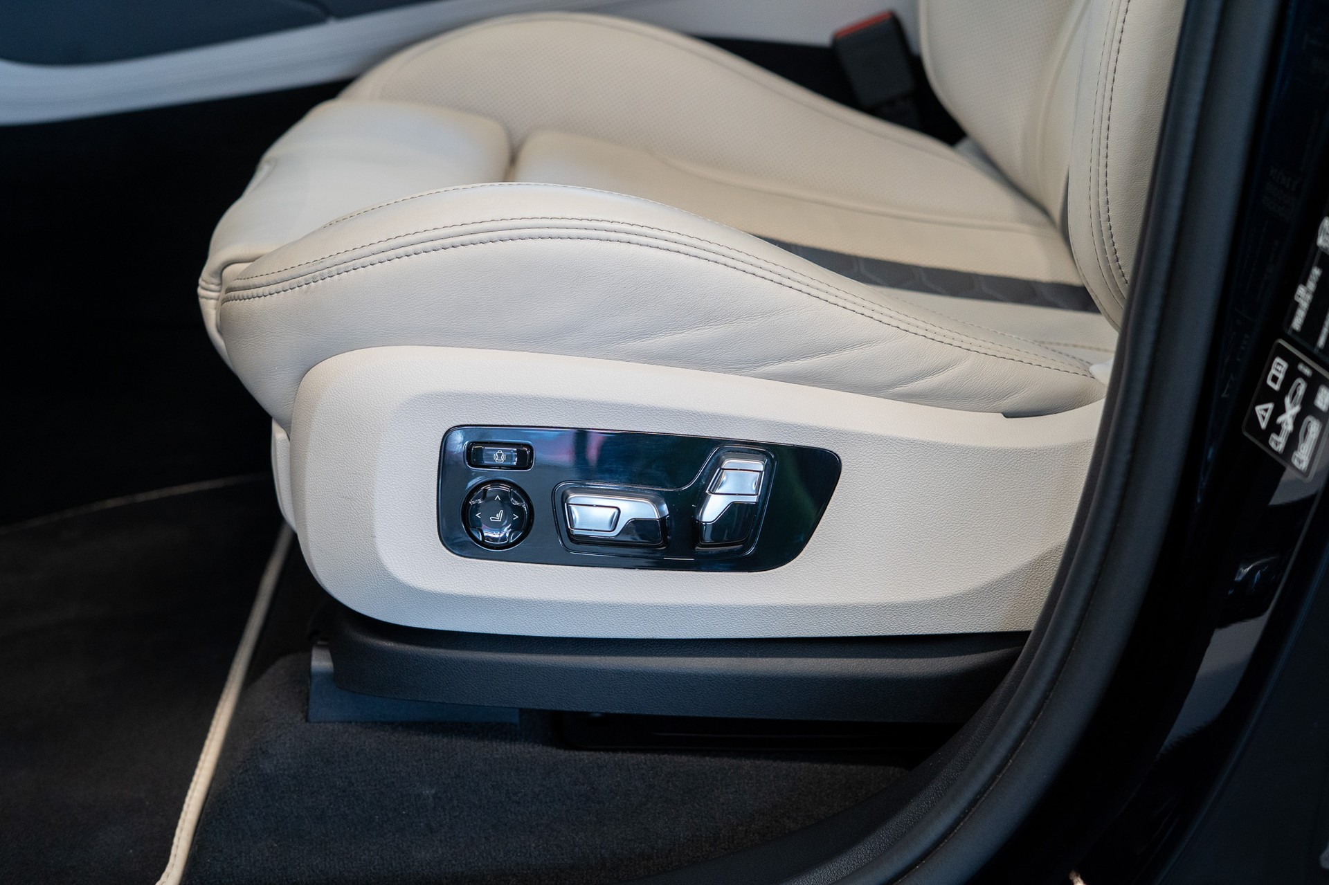 BMW X5 M Competition / Pano Sky Lounge / Bowers&Wilkins / Massage-Sitz / 360°Kamera-image-11