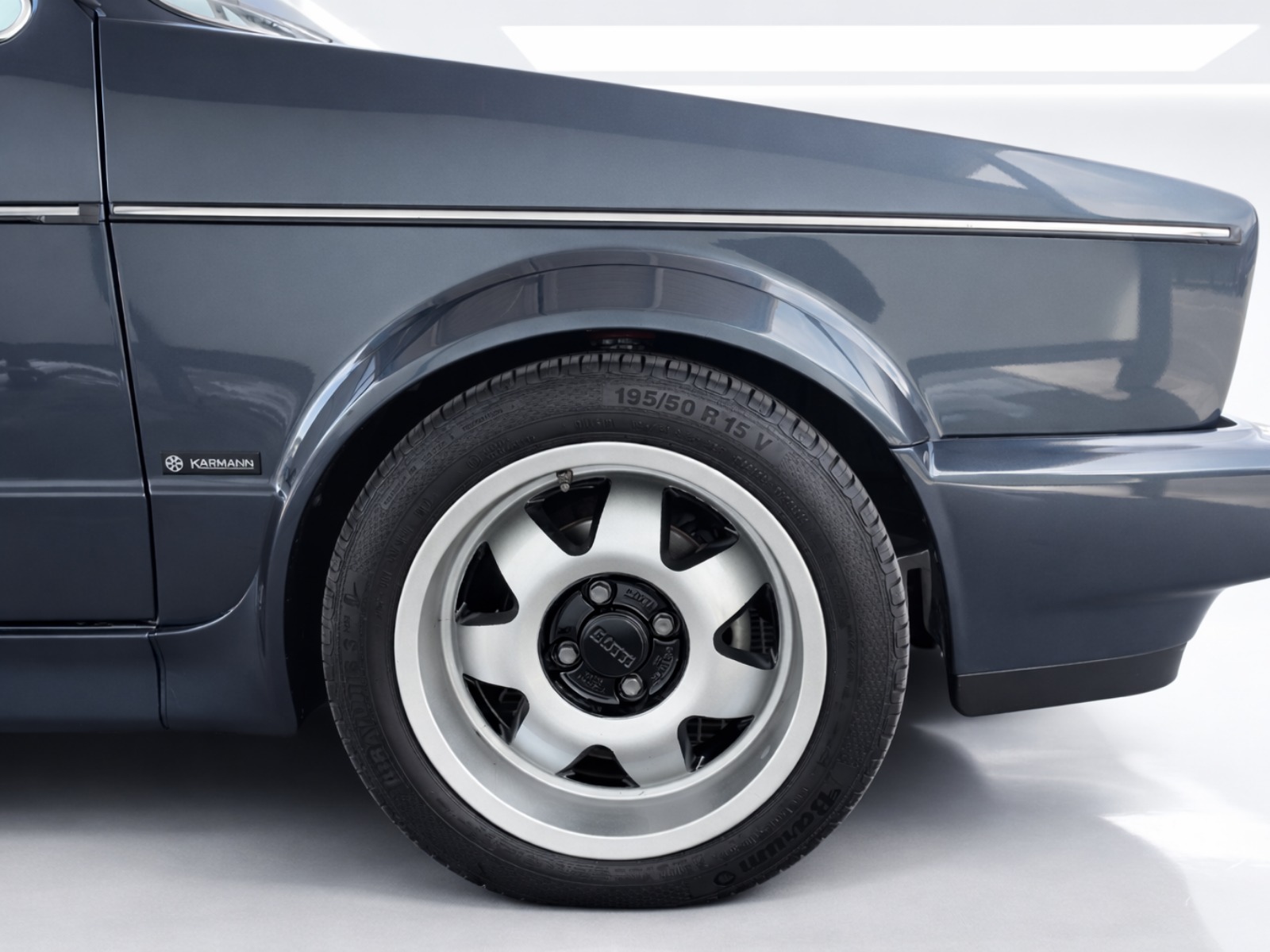 VW Golf Cabriolet 1800-showroom-element-3
