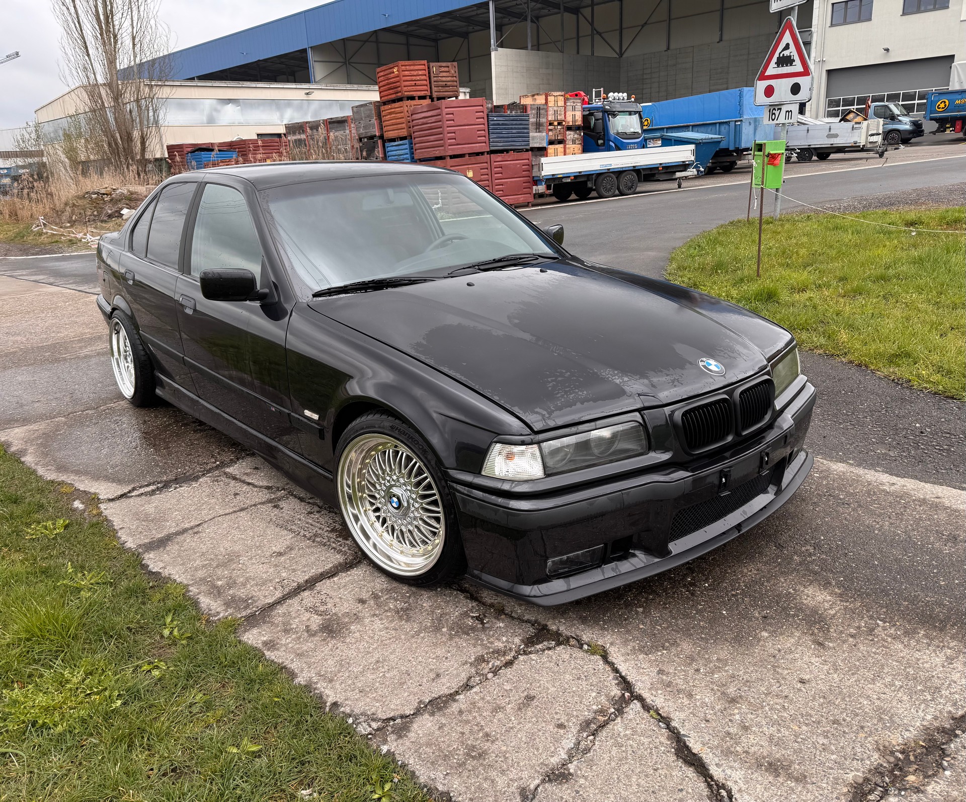BMW 320i-image-0