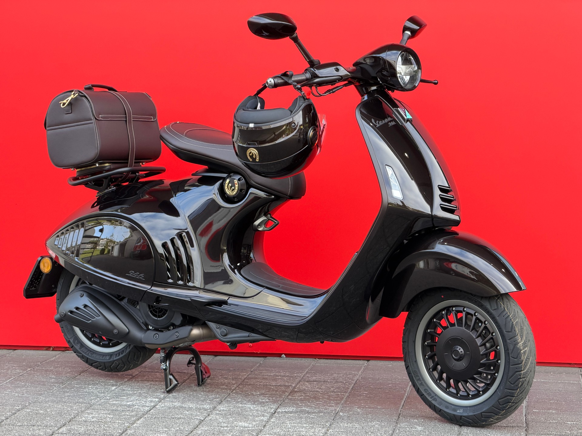 PIAGGIO Vespa 946 125 Horse-showroom-element-1