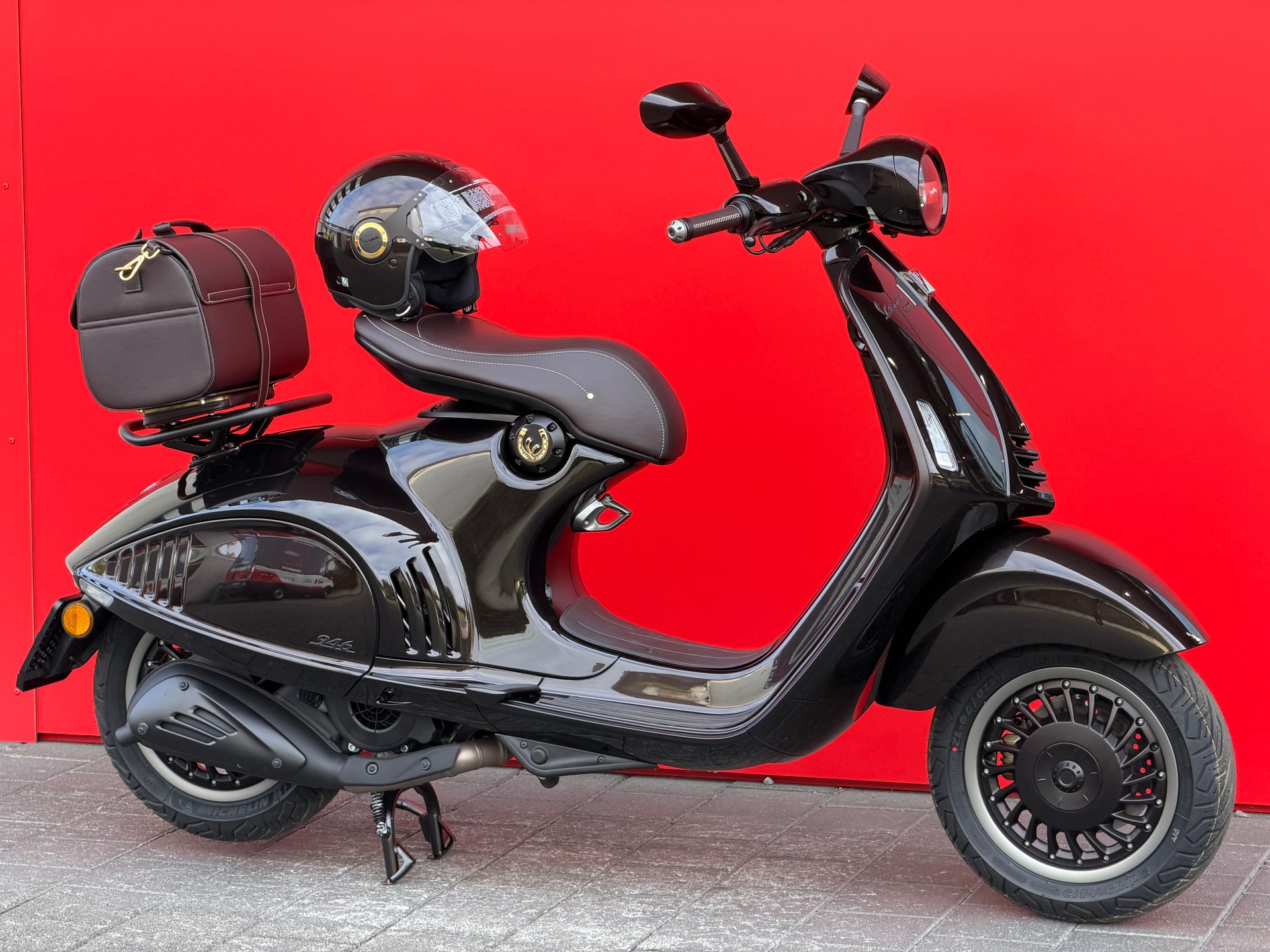 PIAGGIO Vespa 946 125 Horse-showroom-element-2