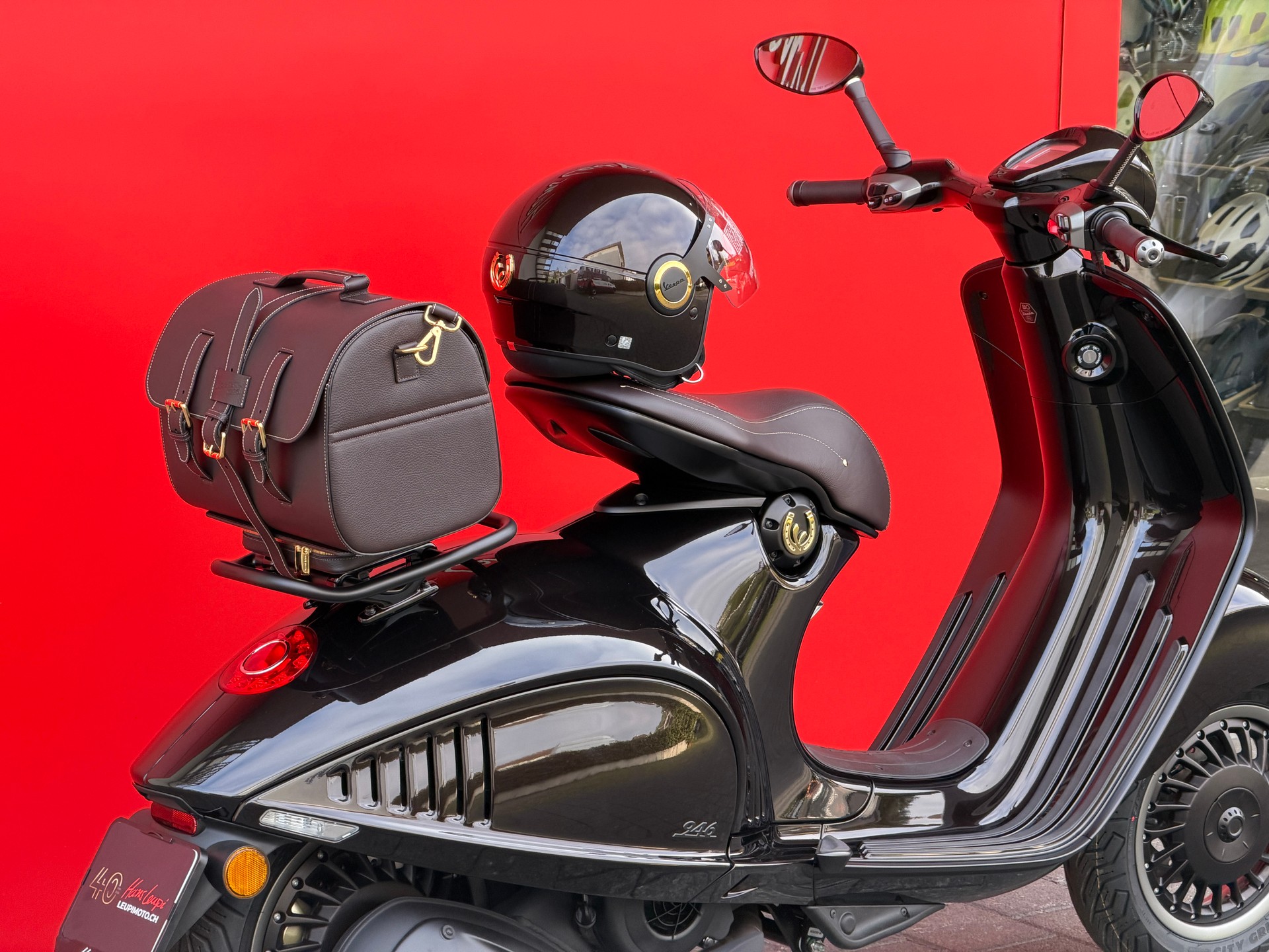 PIAGGIO Vespa 946 125 Horse-showroom-element-3