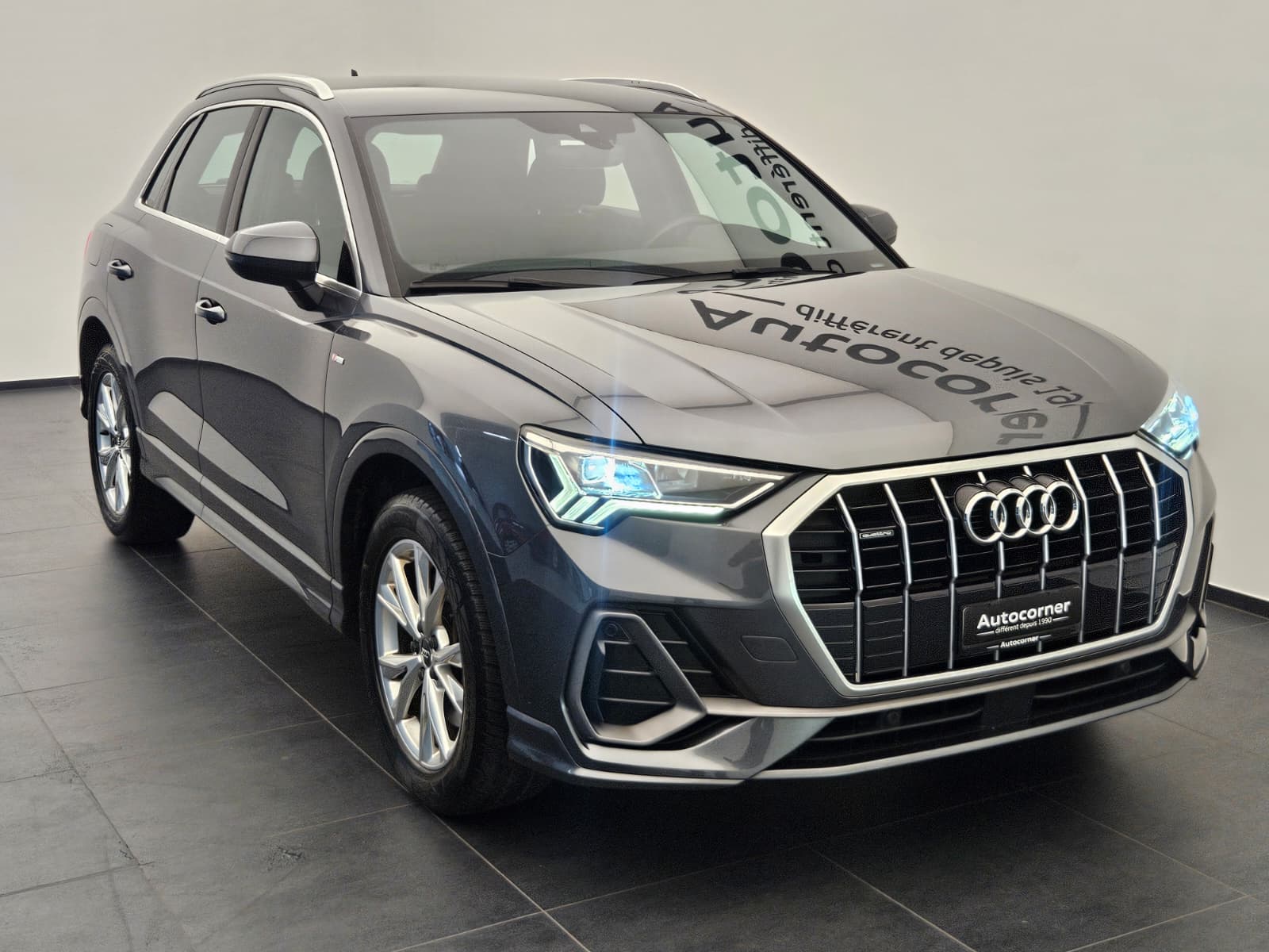 AUDI Q3 40 TFSI S line quattro S-tronic-image-4