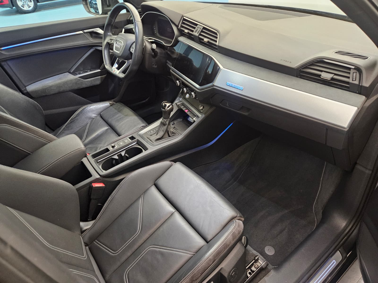 AUDI Q3 40 TFSI S line quattro S-tronic-image-11