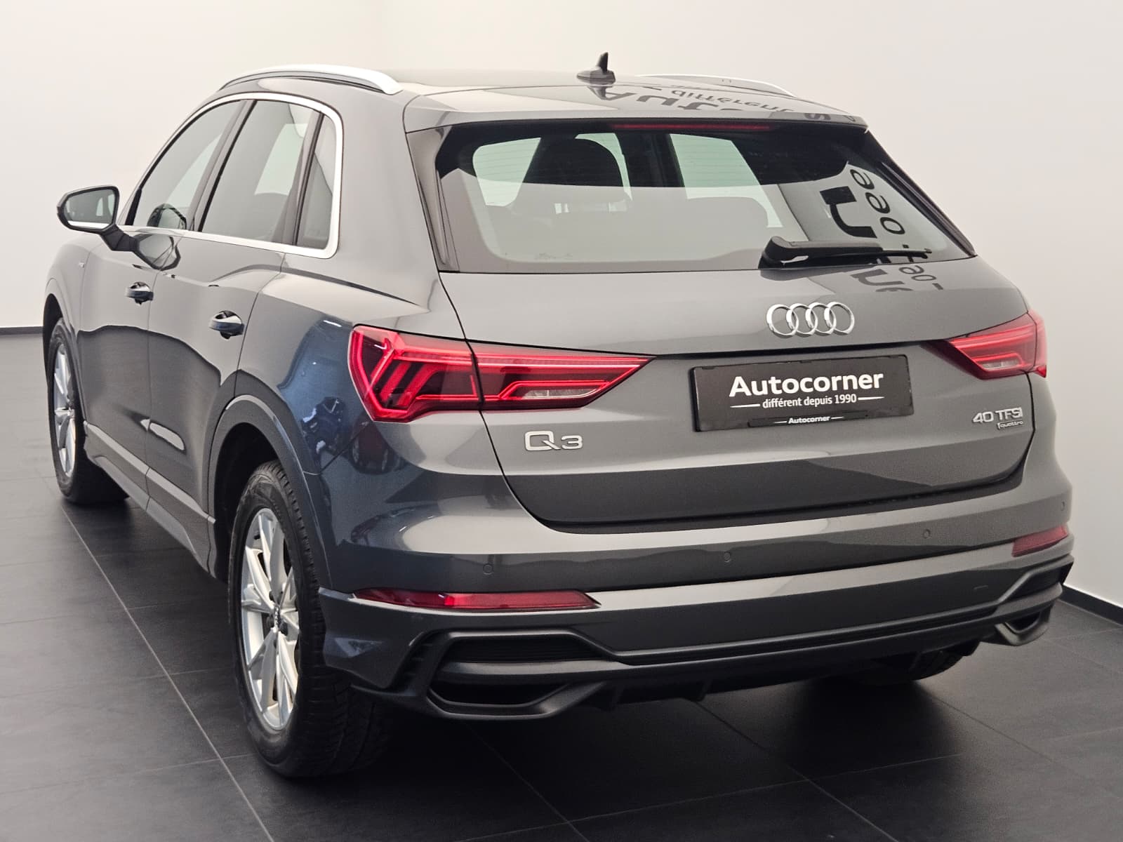AUDI Q3 40 TFSI S line quattro S-tronic-image-8