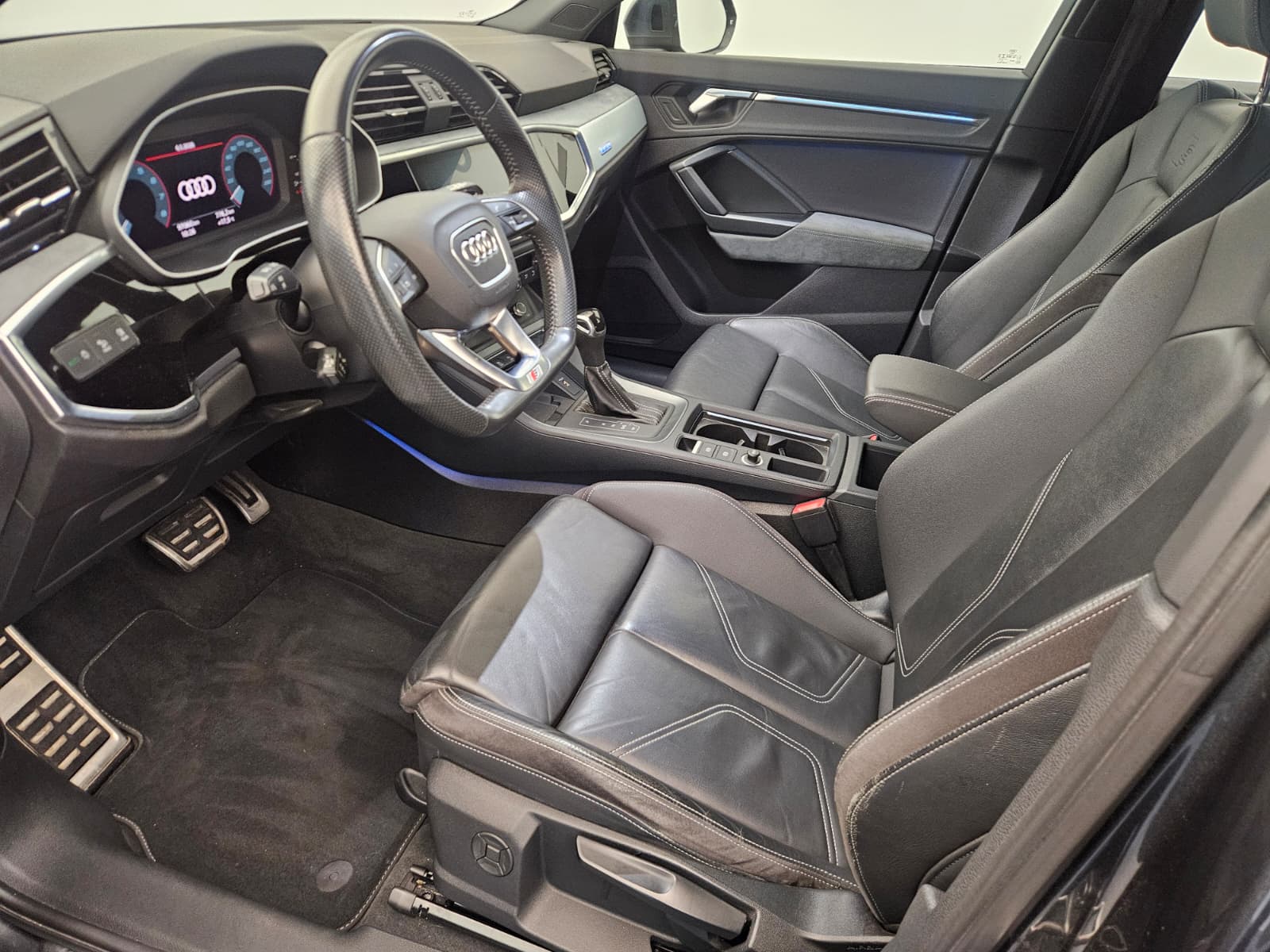 AUDI Q3 40 TFSI S line quattro S-tronic-image-10