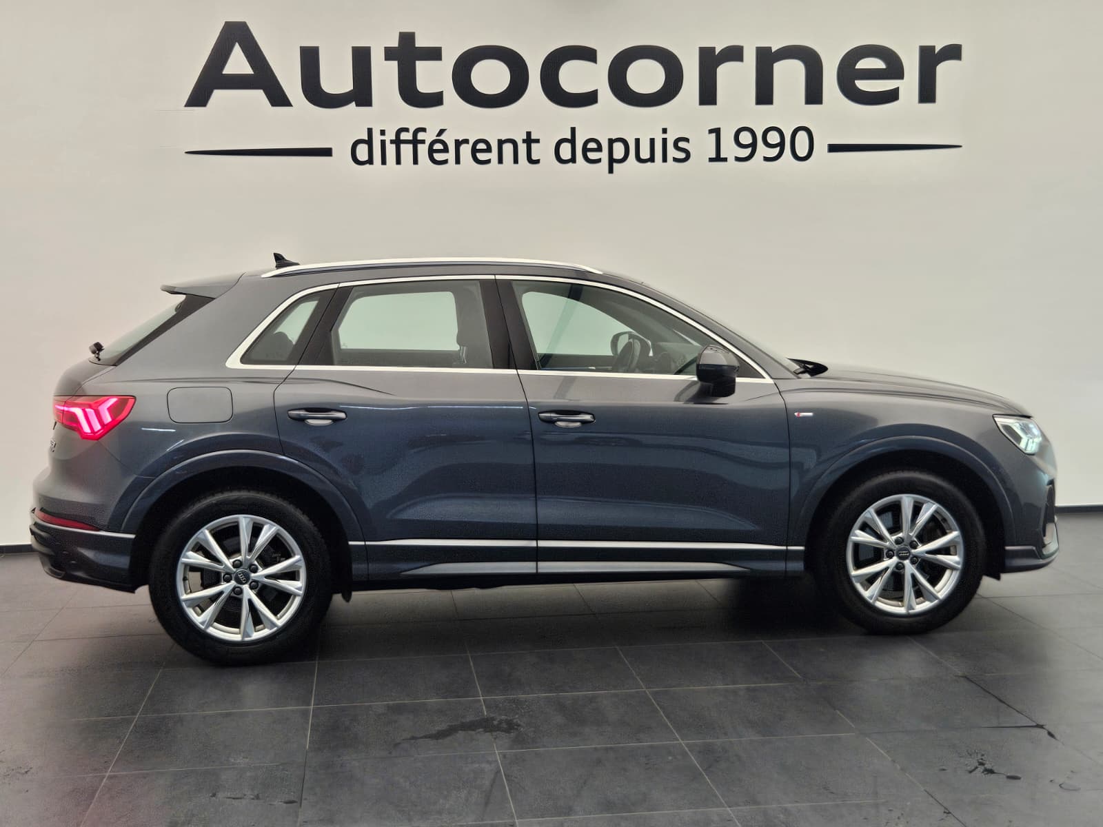 AUDI Q3 40 TFSI S line quattro S-tronic-image-5