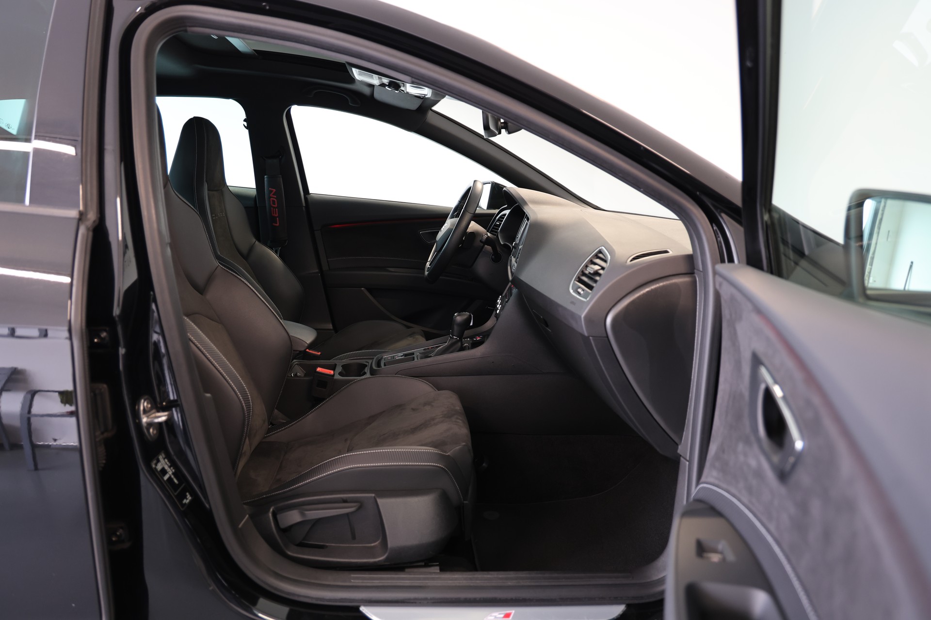 SEAT Leon 2.0 TSI Cupra 300 DSG-image-11