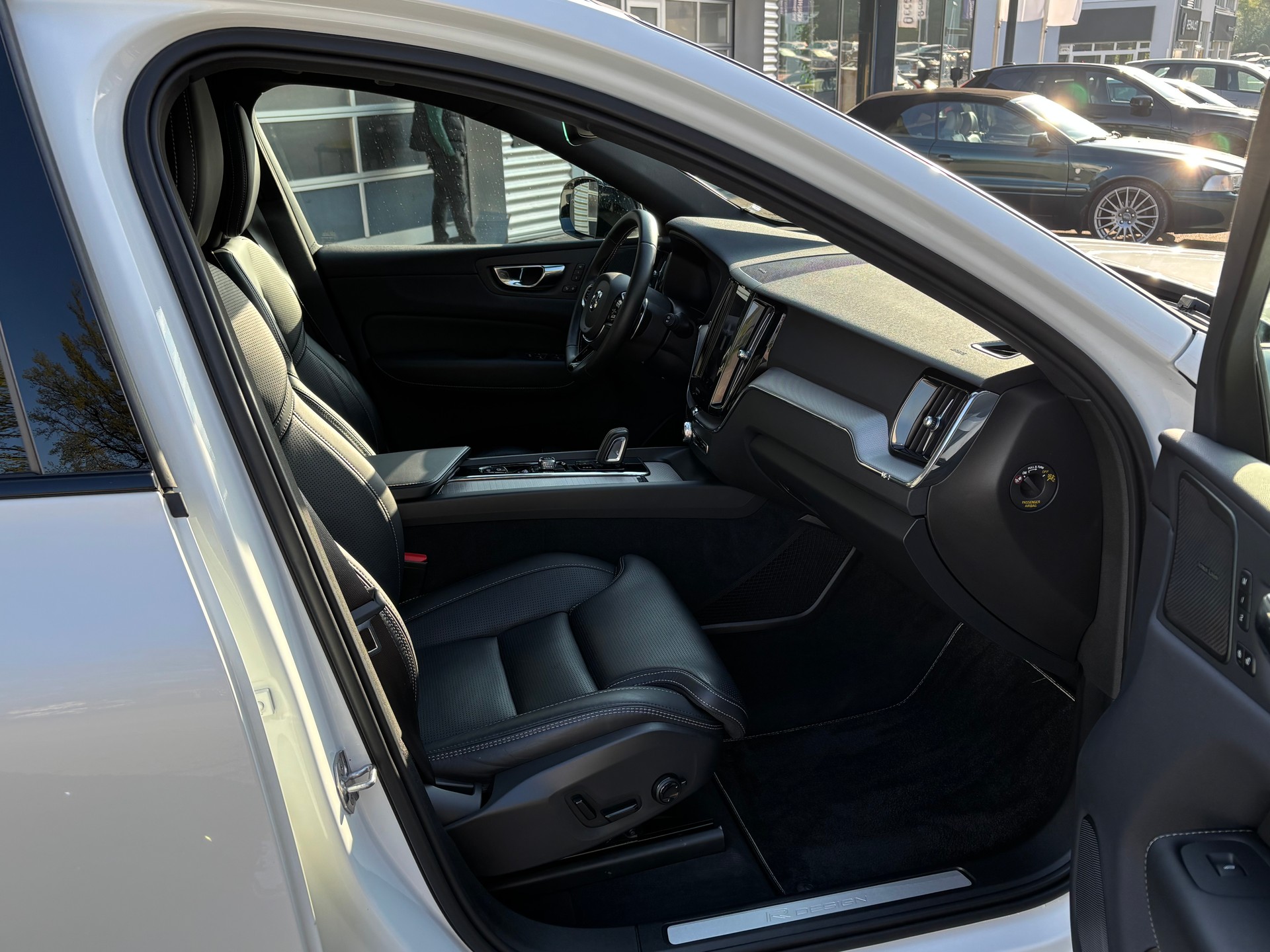 VOLVO XC60 2.0 T8 TE R-Design eAWD-image-6