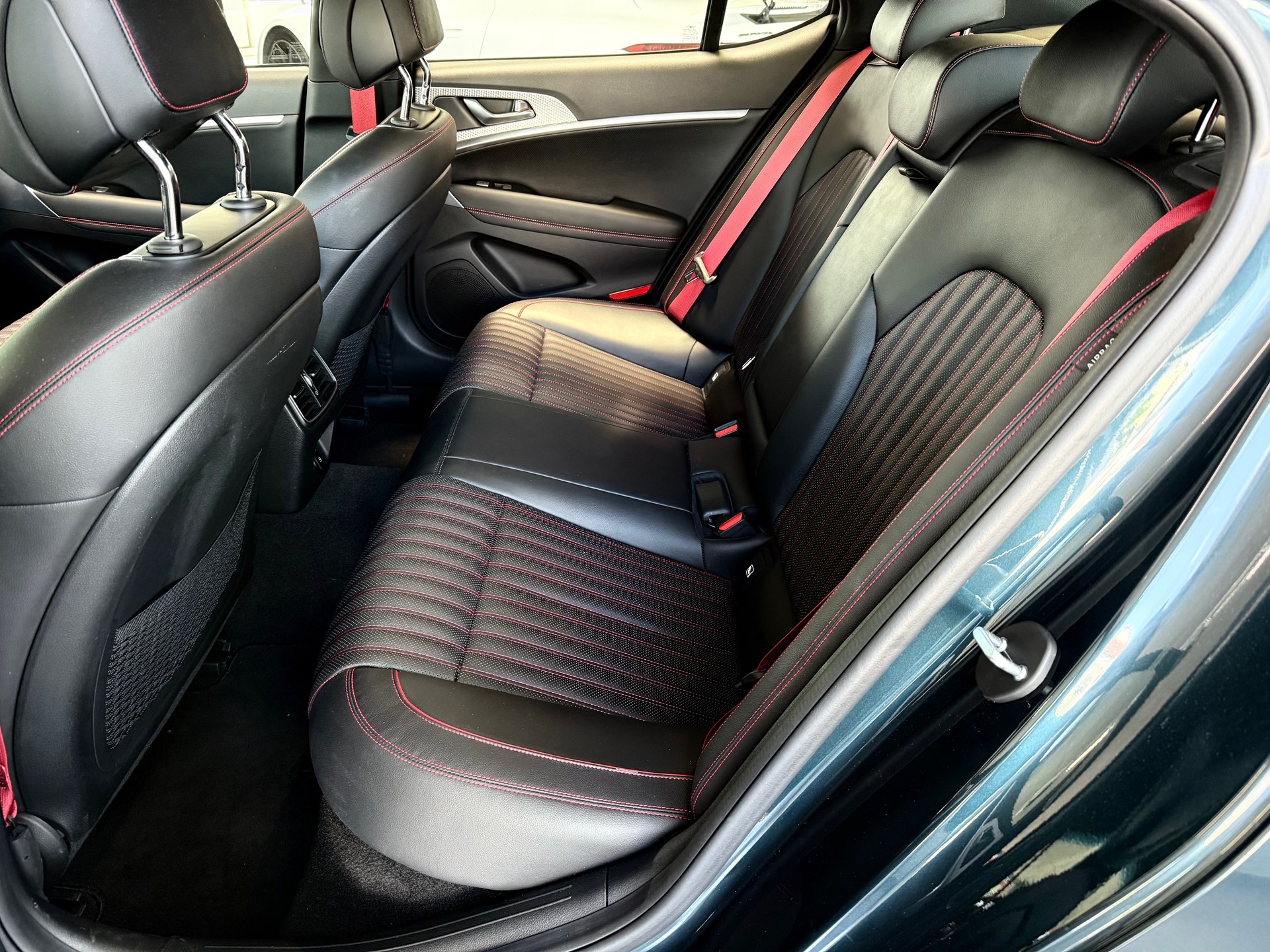 GENESIS G70 2.0 TGDI Sport AT8 AWD-image-10