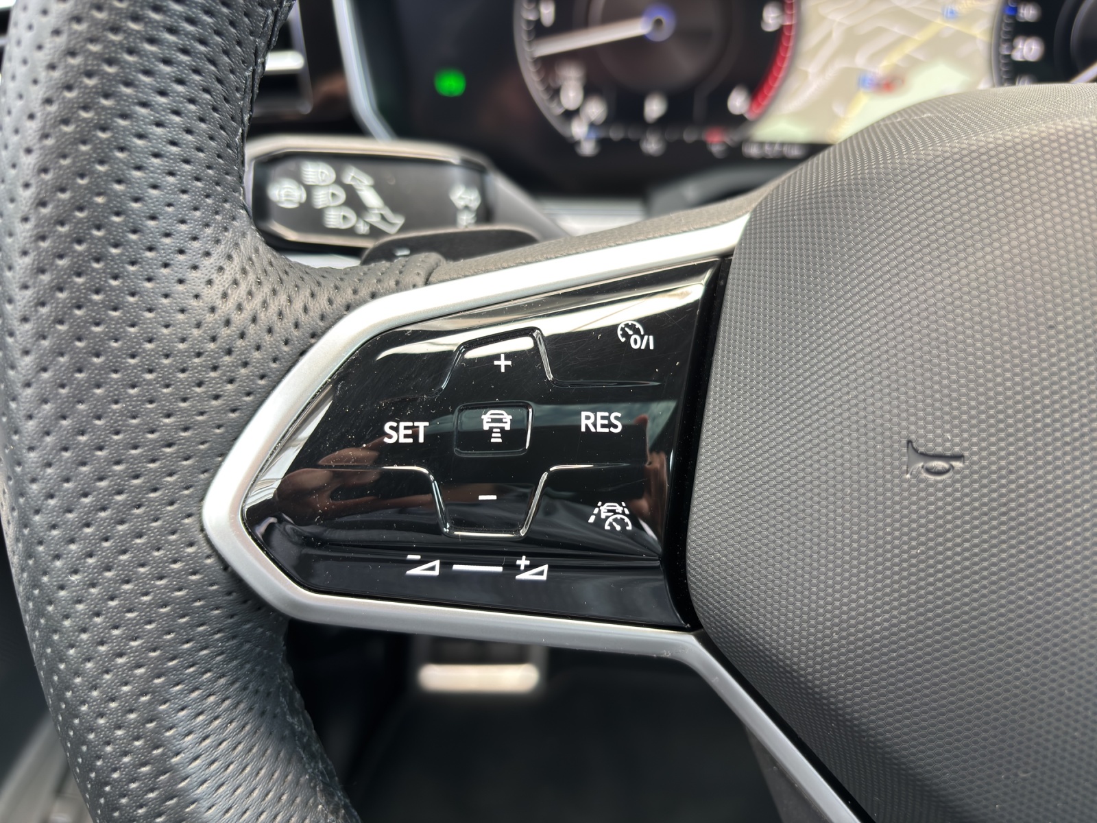 VW Touareg 3.0 TDI R Line Tiptronic mit AHK, Allradlenkung, Panorama-Ausstell-/Schiebedach, Standheizung & Winterräder-image-13