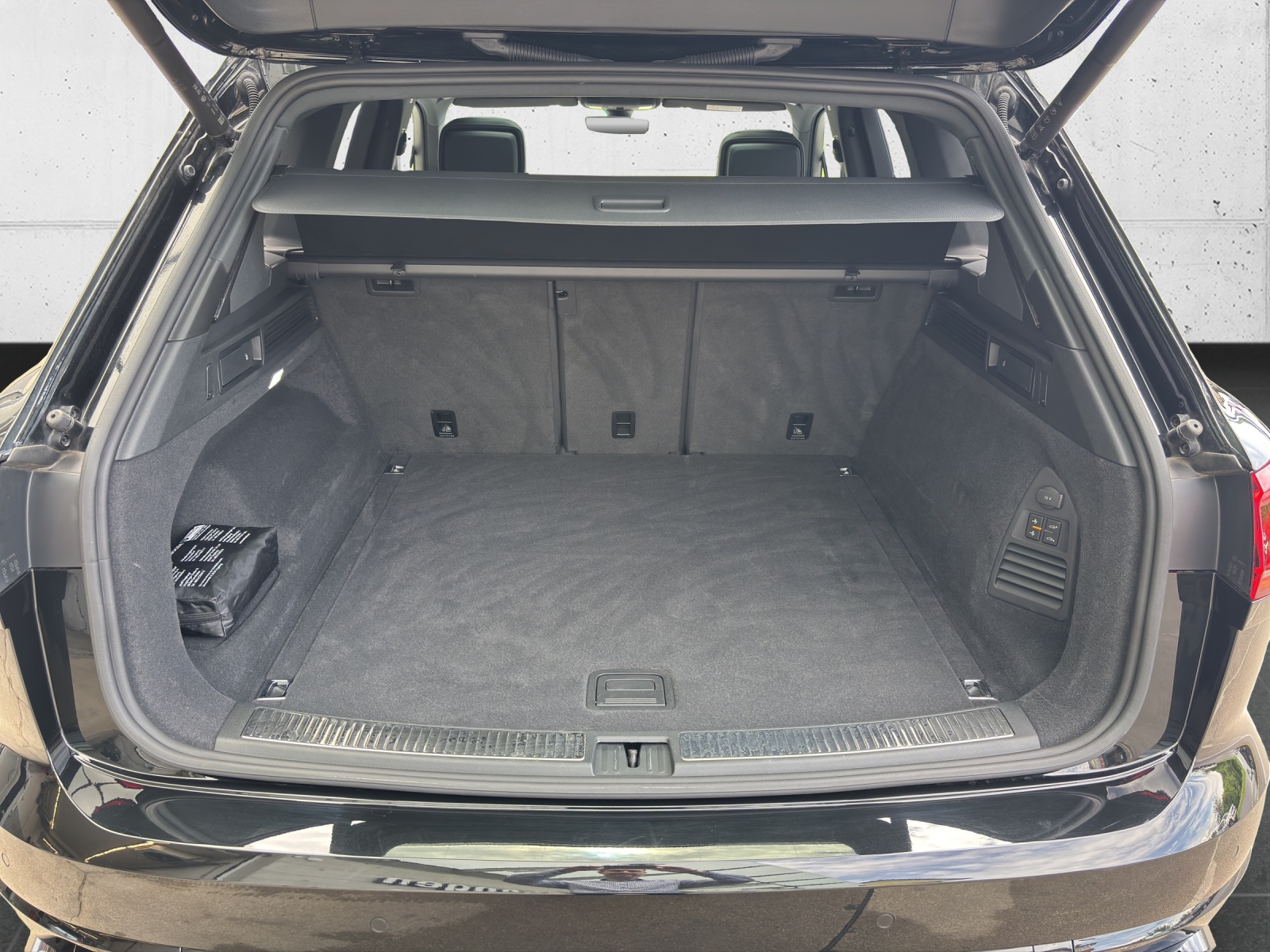 VW Touareg 3.0 TDI R Line Tiptronic mit AHK, Allradlenkung, Panorama-Ausstell-/Schiebedach, Standheizung & Winterräder-image-7