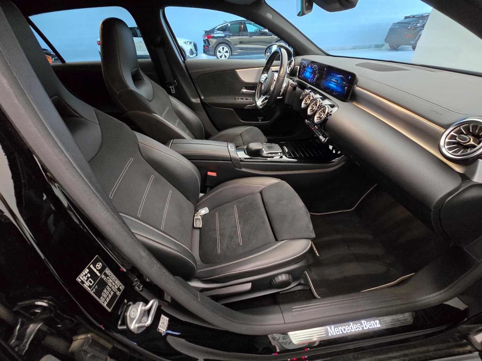 MERCEDES-BENZ A 250 AMG Line 7G-DCT-image-12