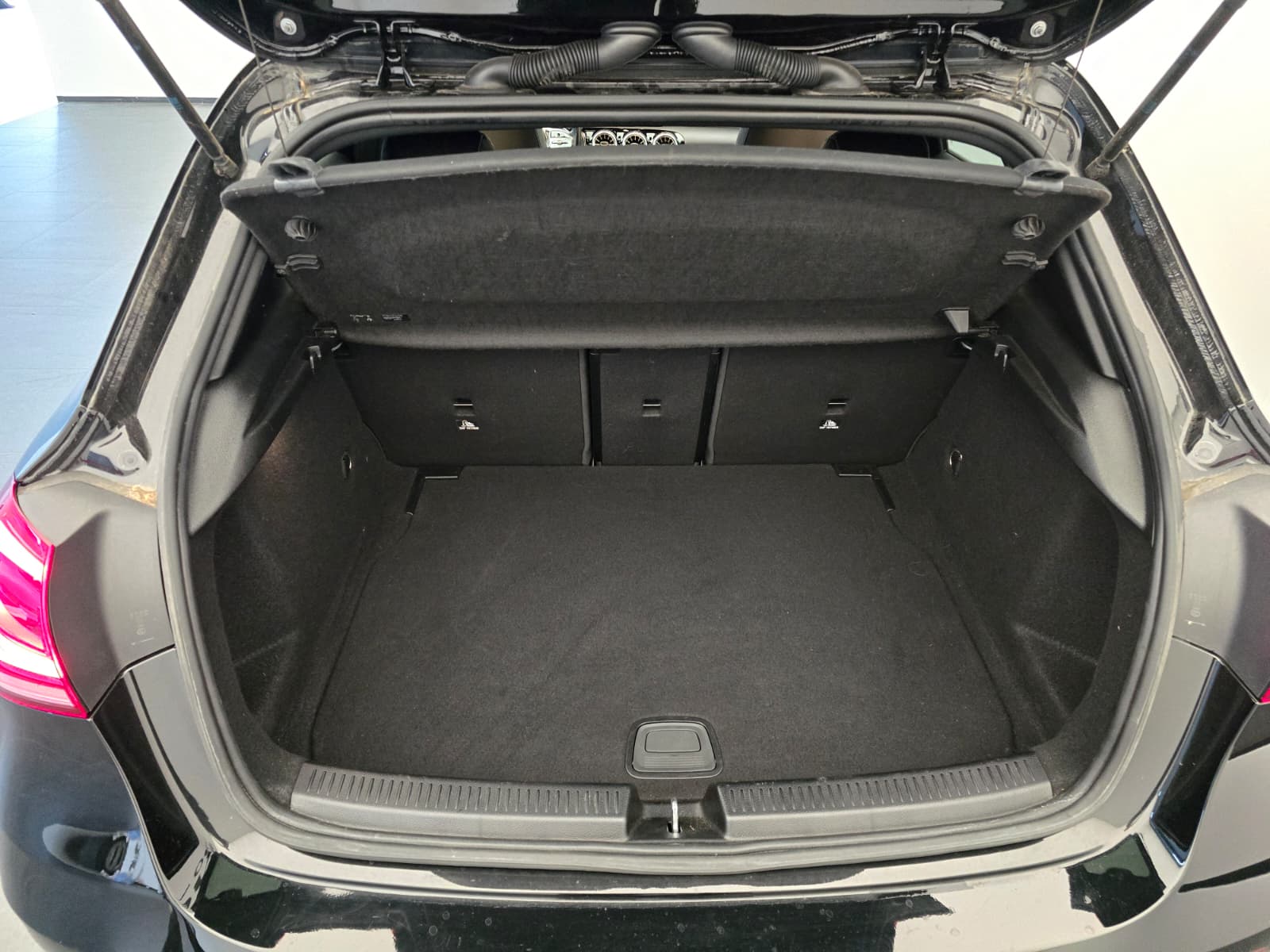 MERCEDES-BENZ A 250 AMG Line 7G-DCT-image-15