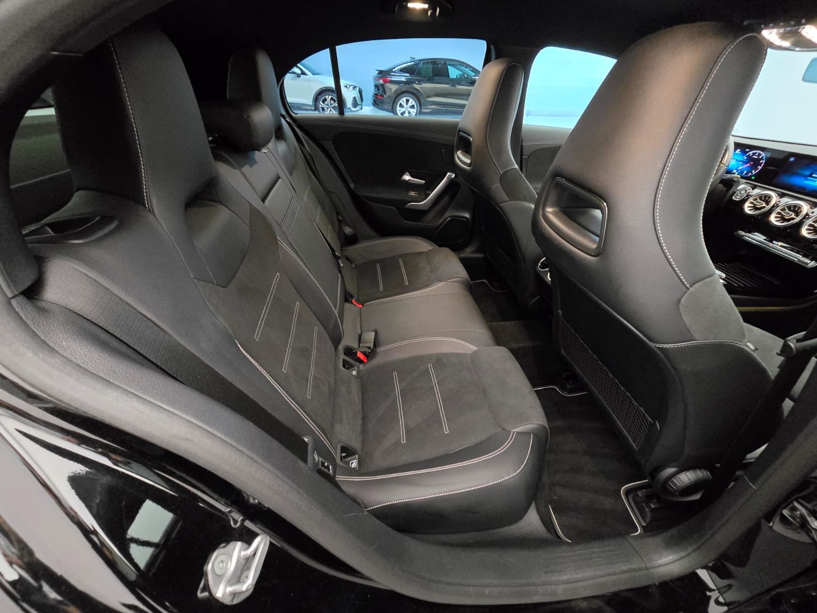 MERCEDES-BENZ A 250 AMG Line 7G-DCT-image-14