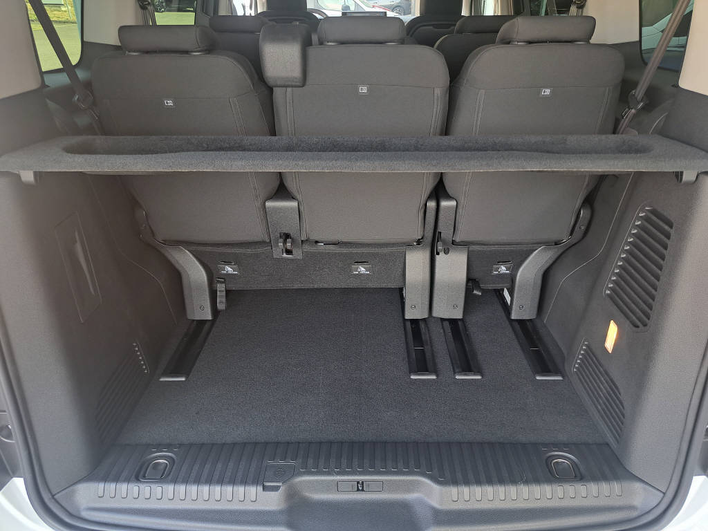 PEUGEOT Traveller Standard 2.2 BlueHDi 180cv Family Edition-image-12
