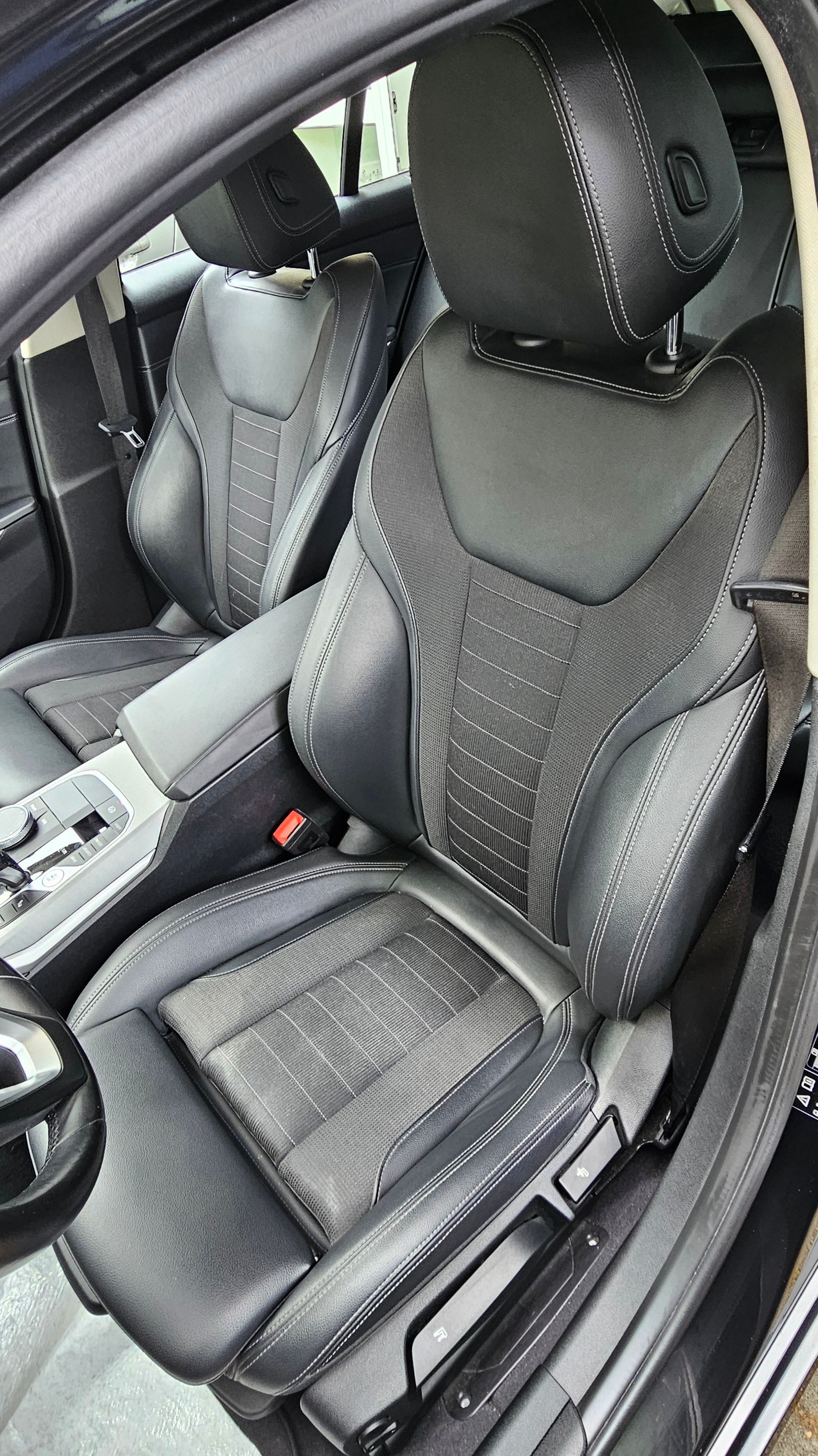 BMW 320d xDrive 48V Touring Steptronic-image-8