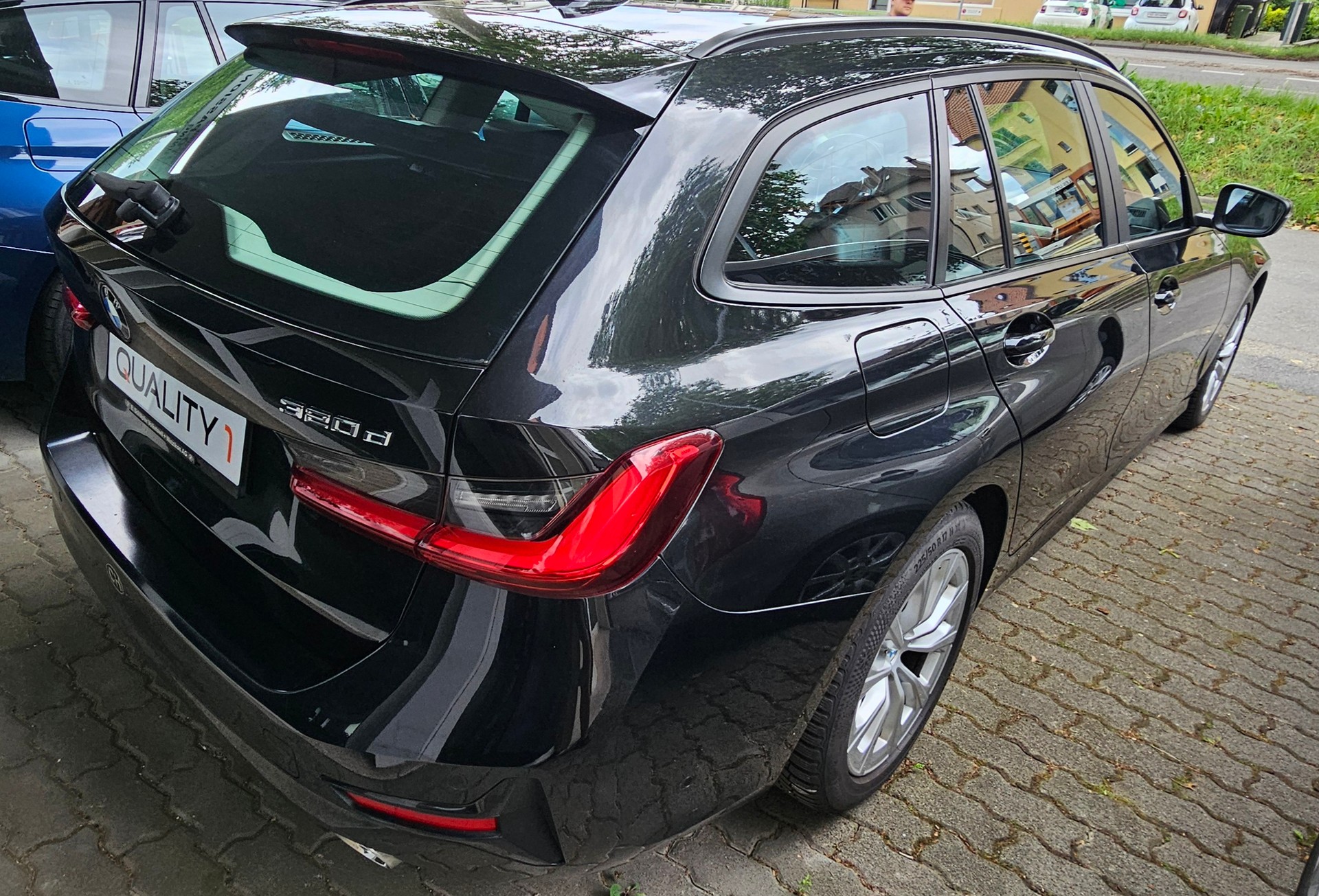 BMW 320d xDrive 48V Touring Steptronic-image-3