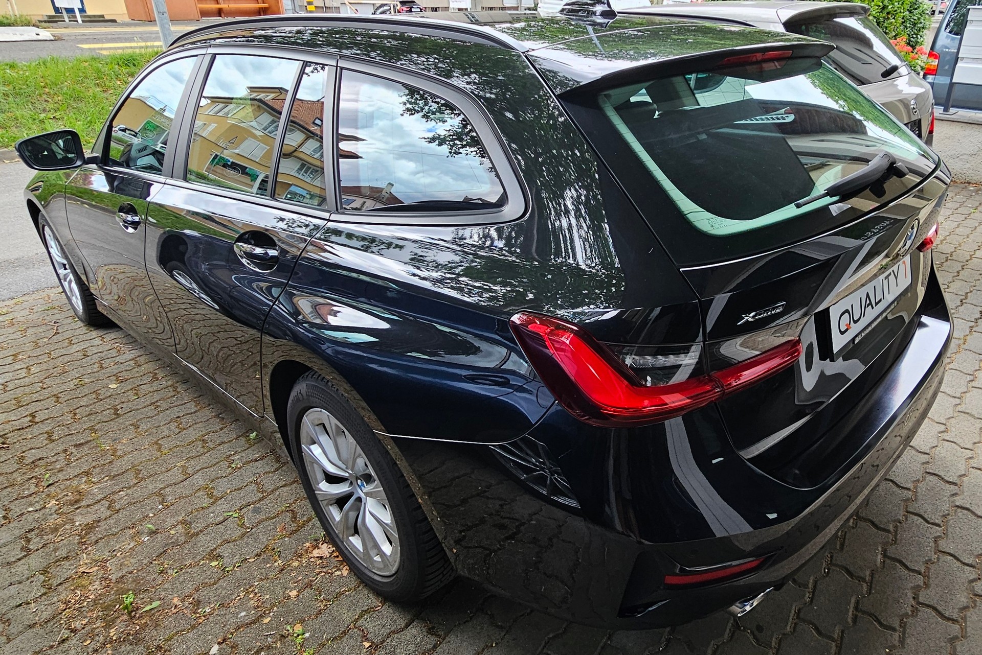 BMW 320d xDrive 48V Touring Steptronic-image-4