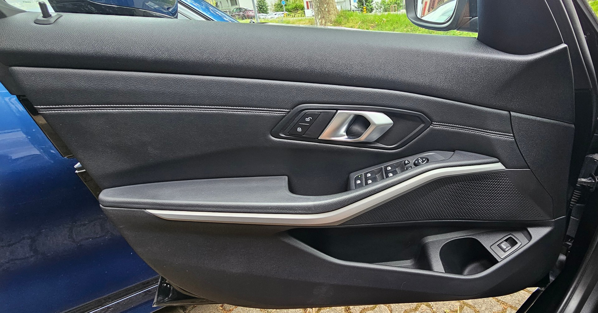 BMW 320d xDrive 48V Touring Steptronic-image-13