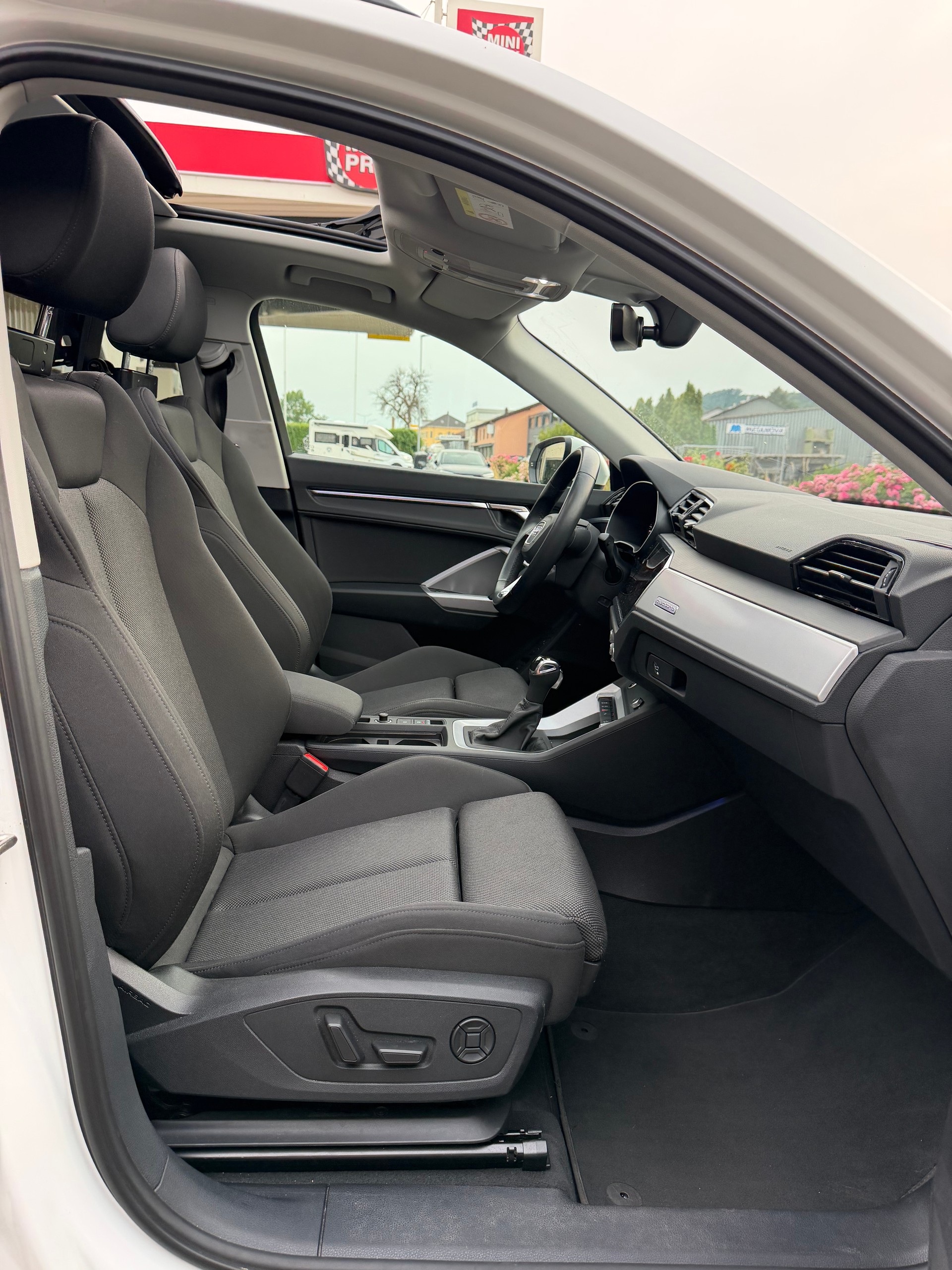 AUDI Q3 35 TDI S line quattro S-tronic-image-8