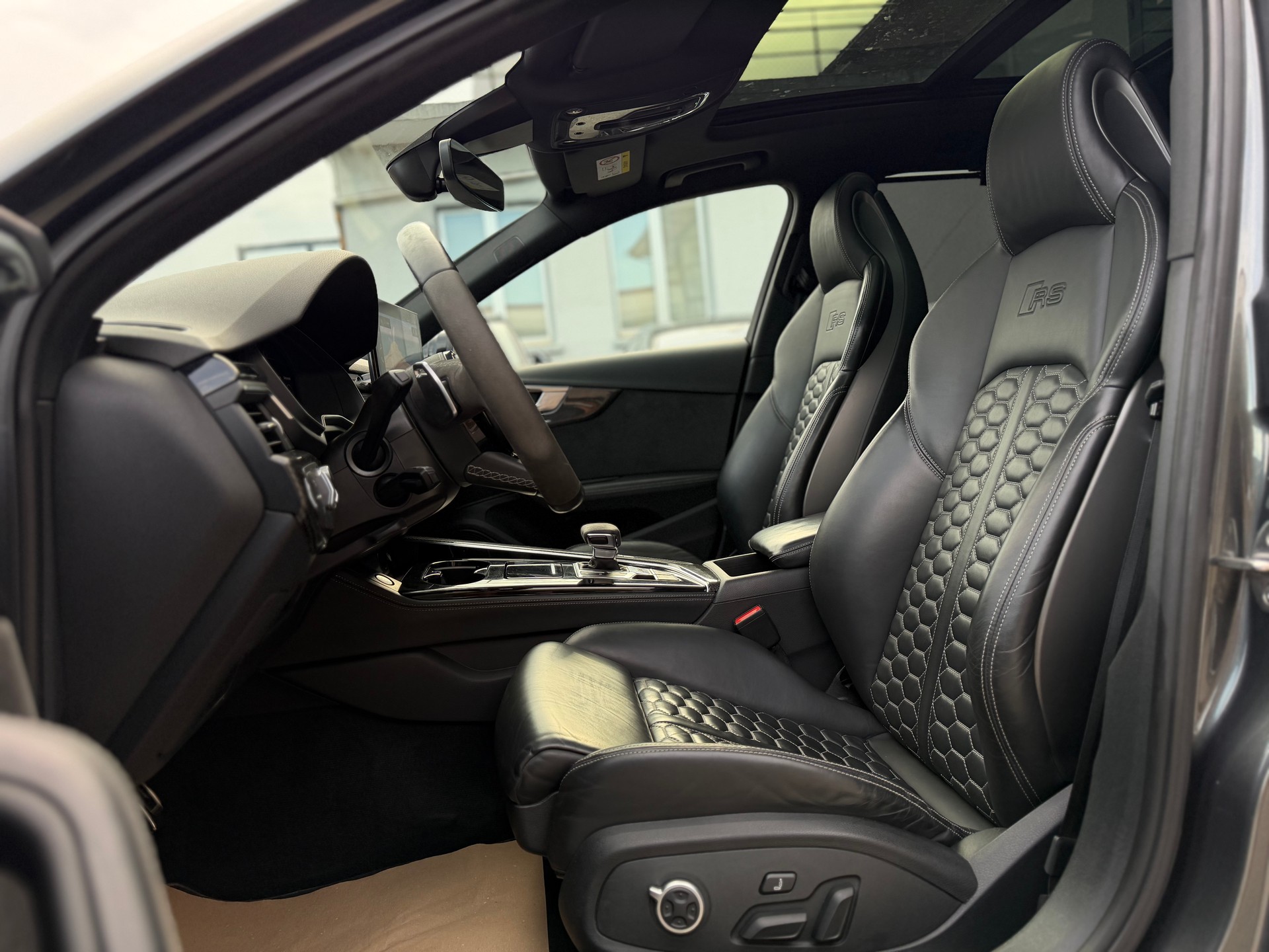 AUDI RS4 Avant quattro tiptronic-image-9