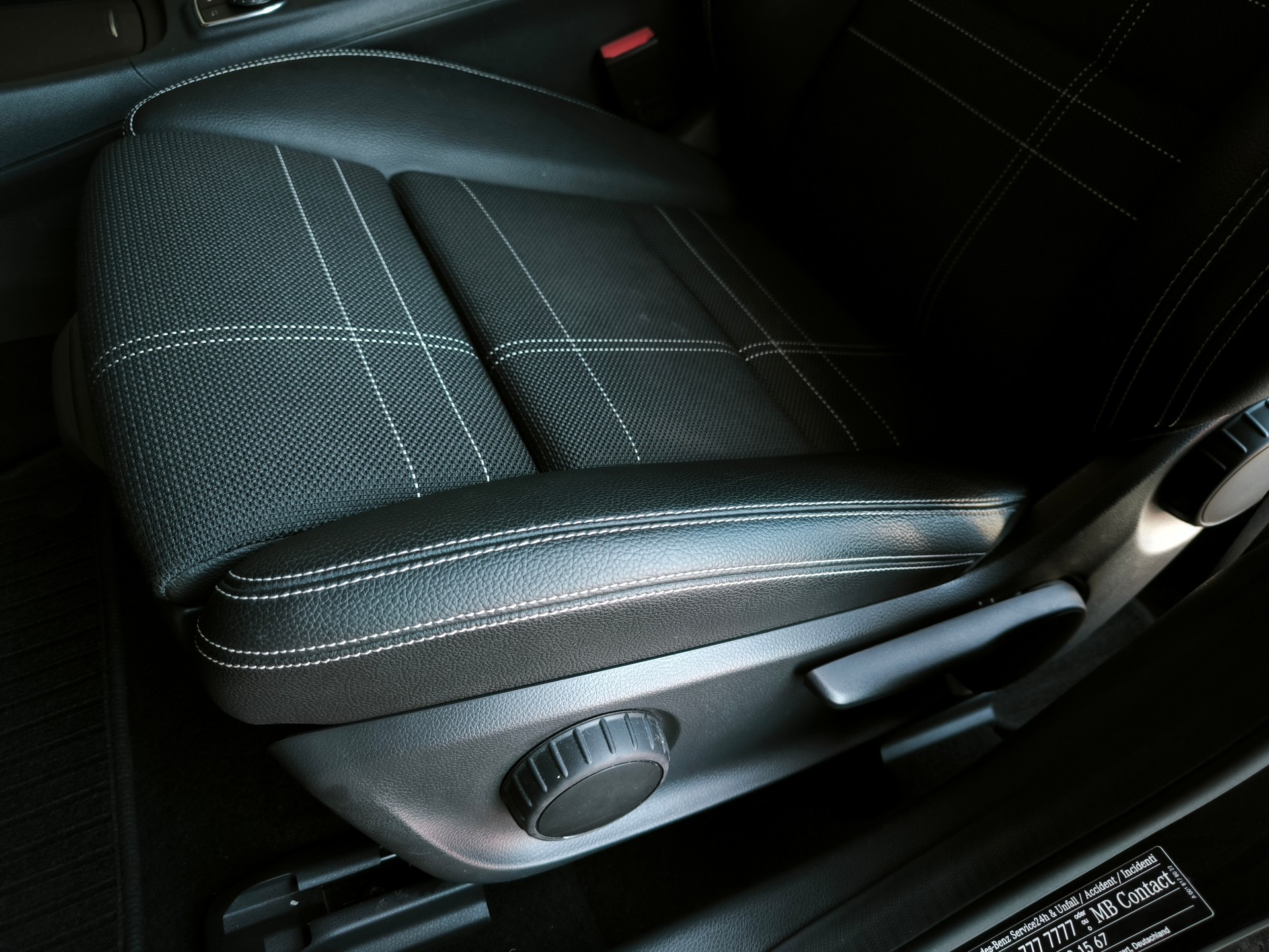MERCEDES-BENZ GLA 200 Style 7G-DCT-image-8