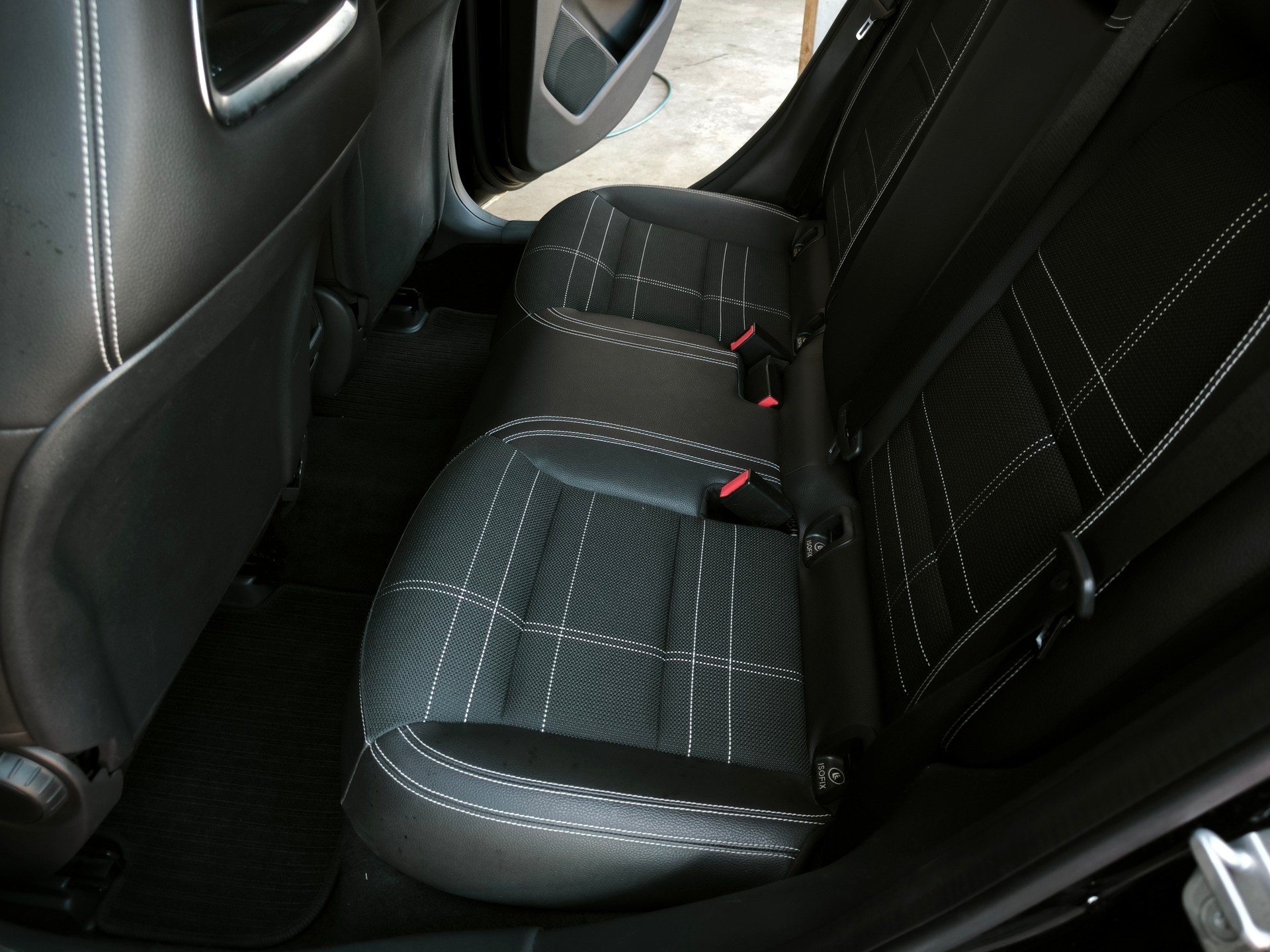 MERCEDES-BENZ GLA 200 Style 7G-DCT-image-4