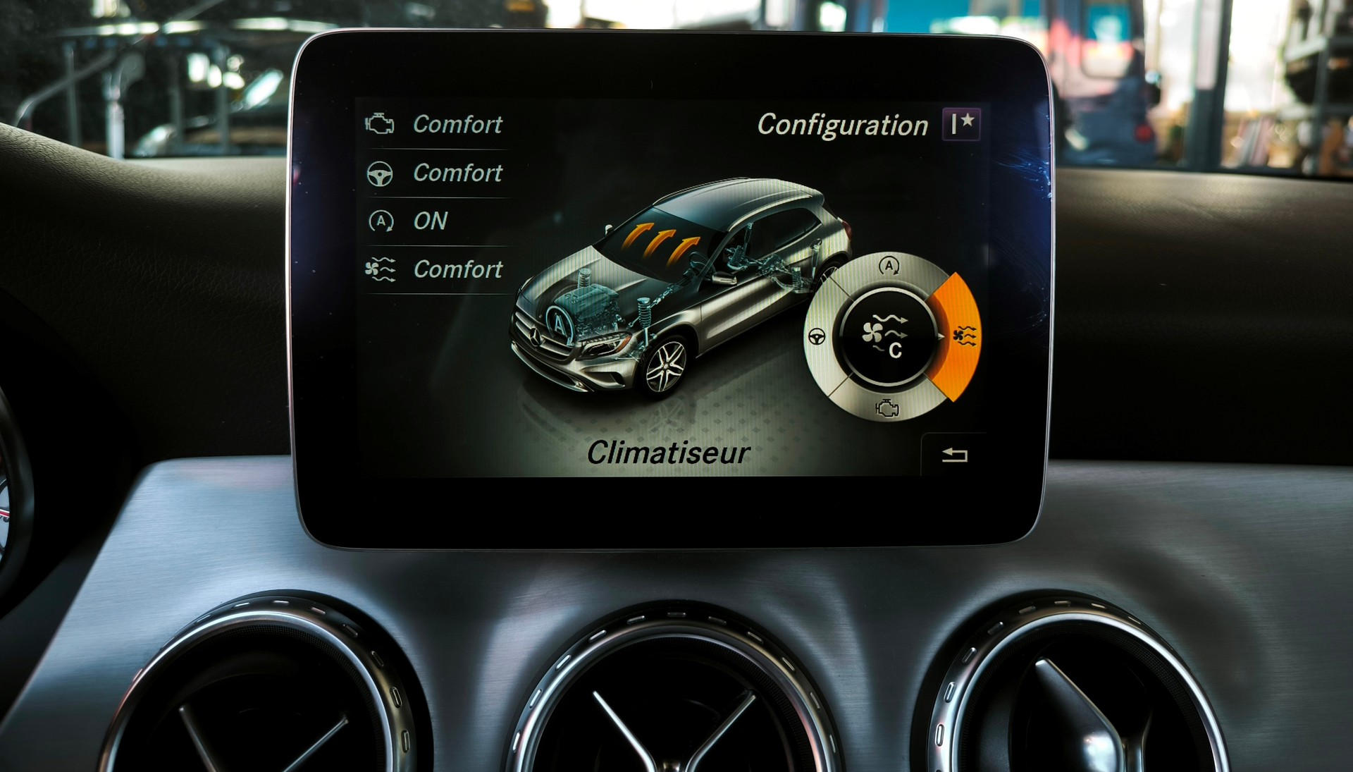 MERCEDES-BENZ GLA 200 Style 7G-DCT-image-12