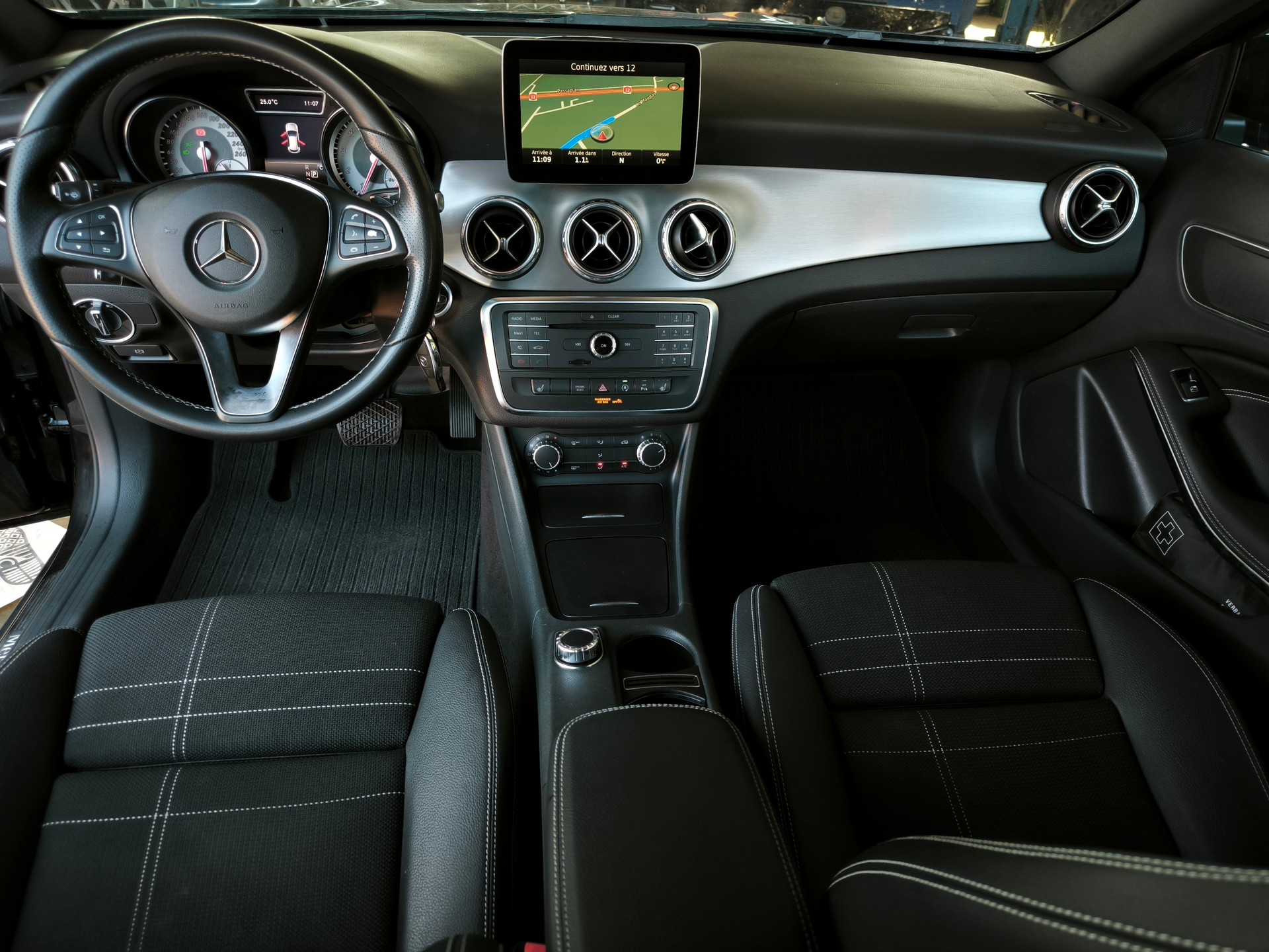 MERCEDES-BENZ GLA 200 Style 7G-DCT-image-5