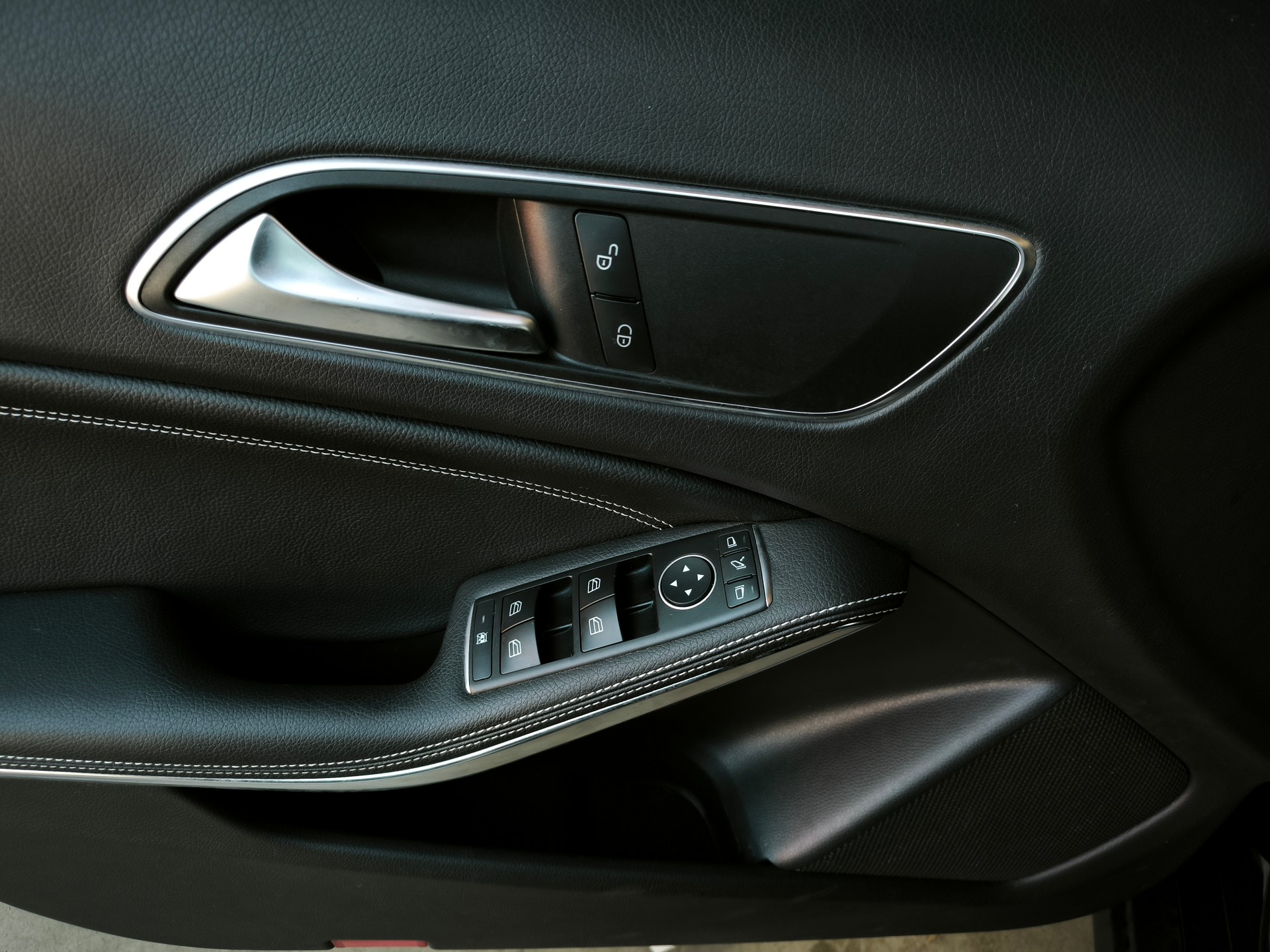 MERCEDES-BENZ GLA 200 Style 7G-DCT-image-7