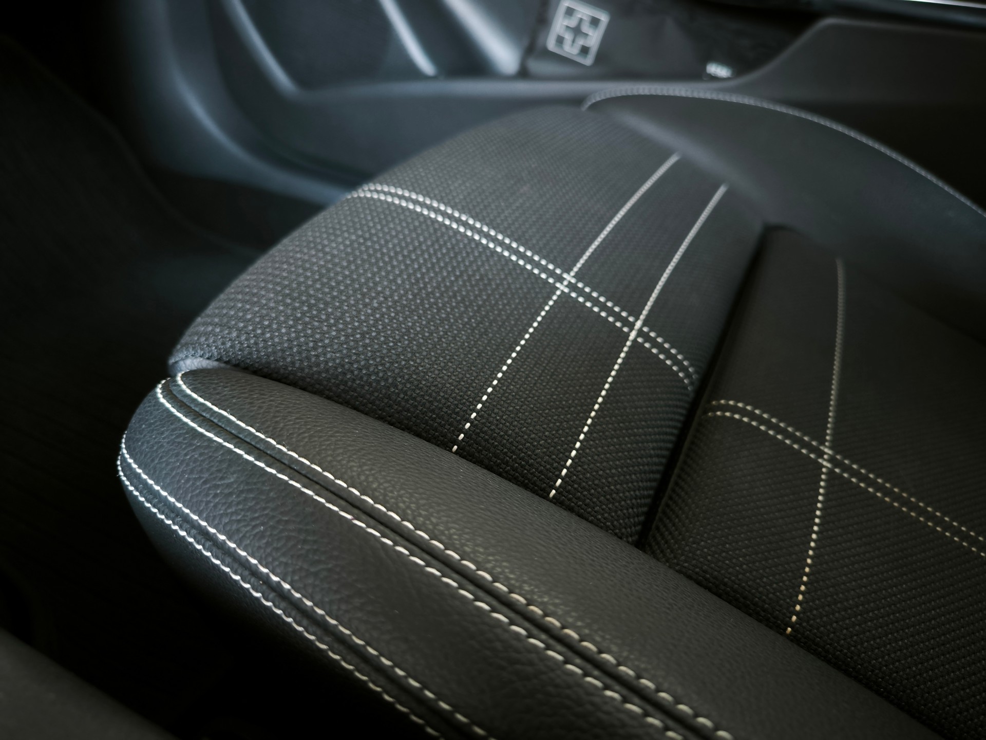 MERCEDES-BENZ GLA 200 Style 7G-DCT-image-10