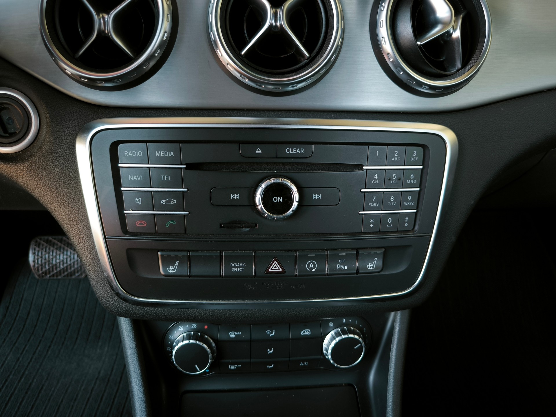 MERCEDES-BENZ GLA 200 Style 7G-DCT-image-9