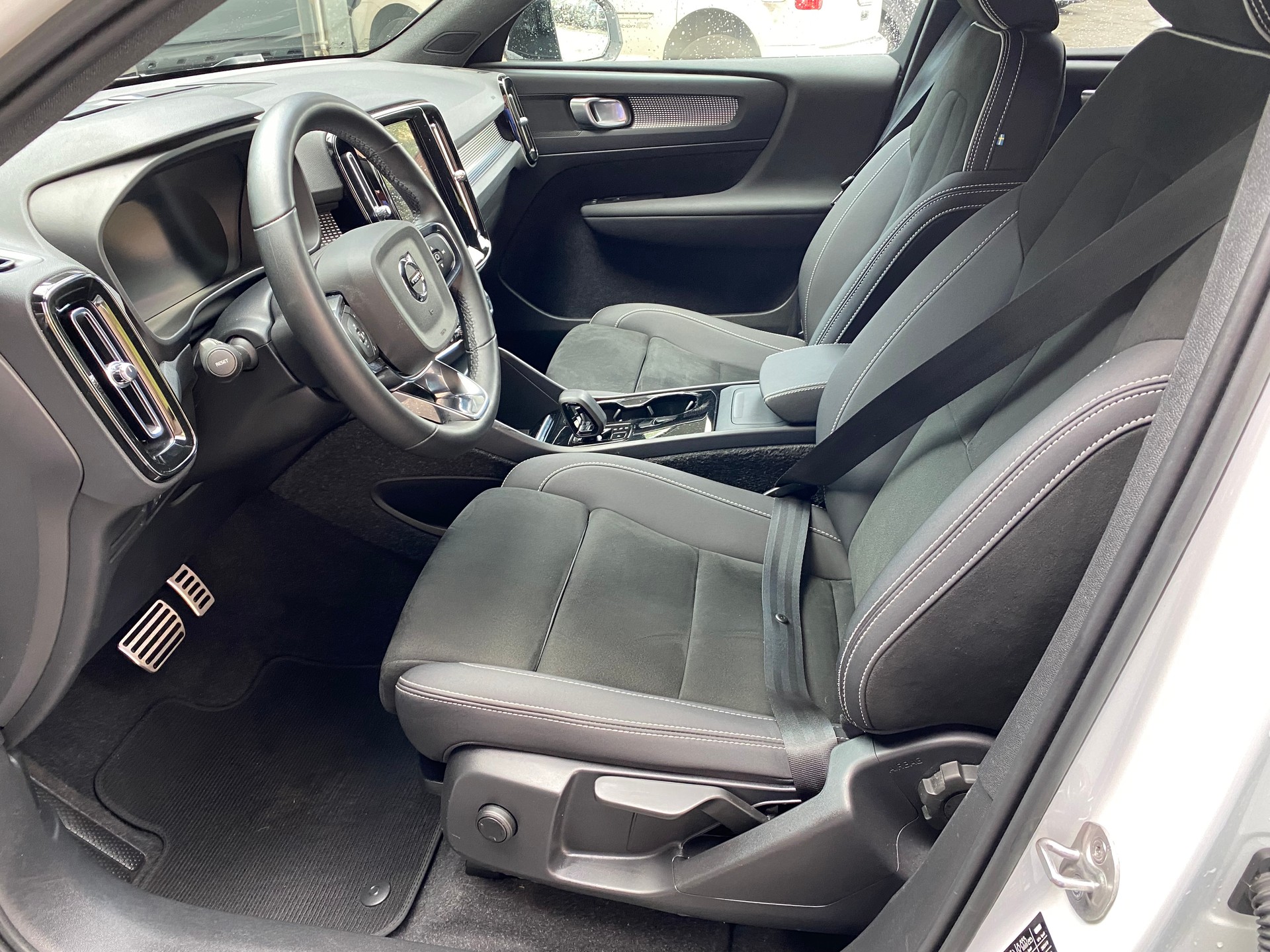 VOLVO XC40 Recharge P8 Twin AWD Pure Electric Plus-image-2