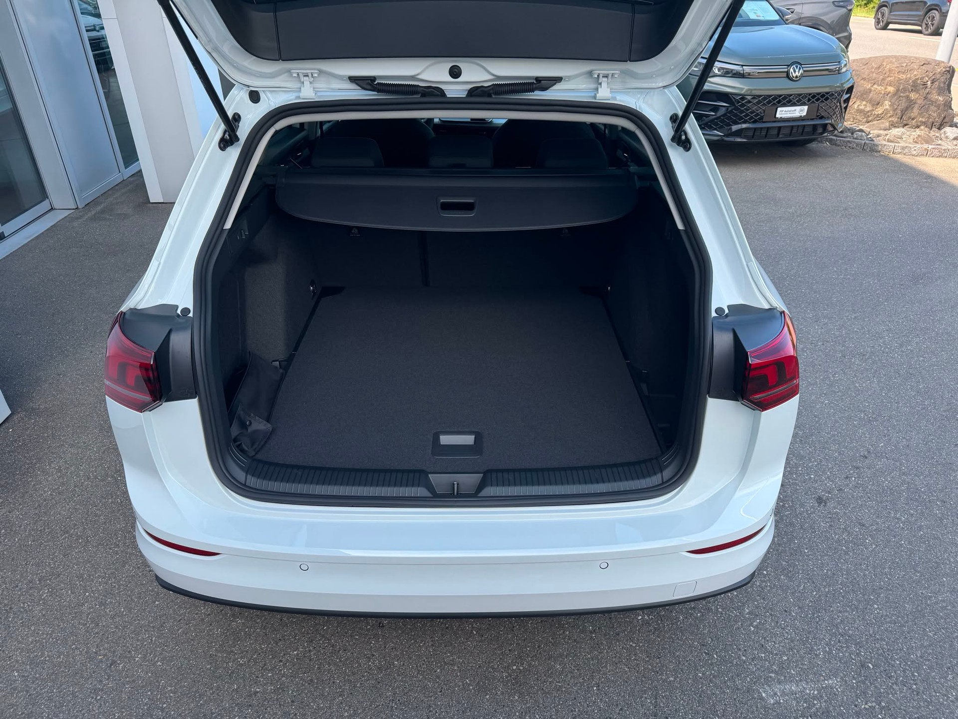 VW Golf Variant 1.5 eTSI mHEV Basis DSG-image-4