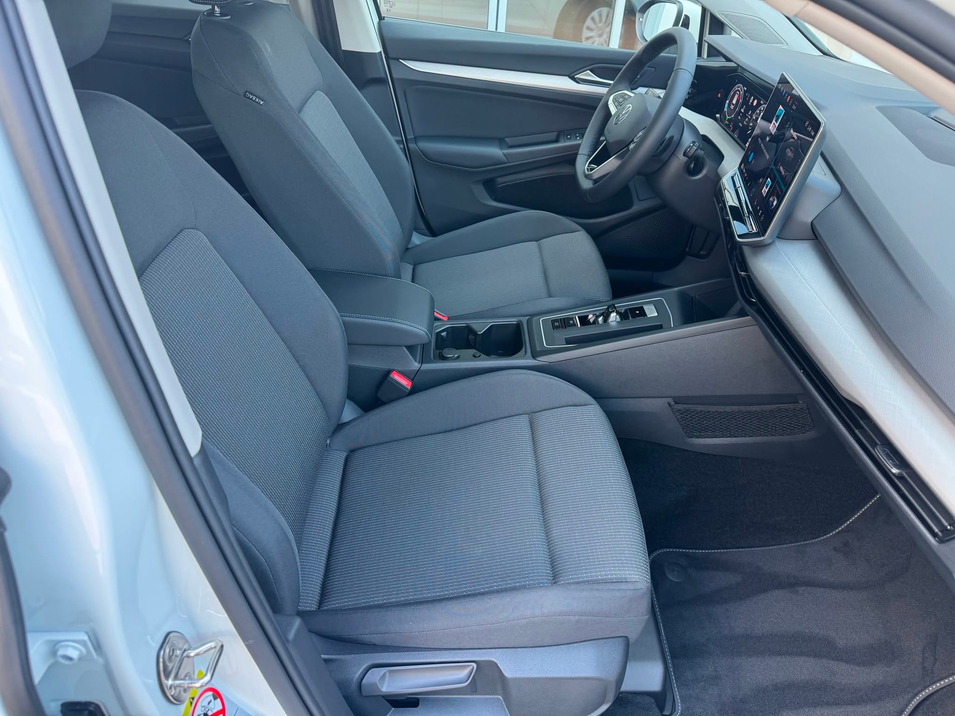 VW Golf Variant 1.5 eTSI mHEV Basis DSG-image-2