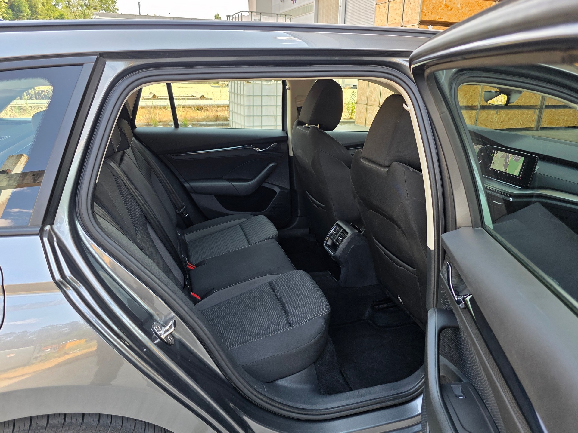 SKODA Octavia Combi 2.0 TSI Ambition DSG 4x4-image-9
