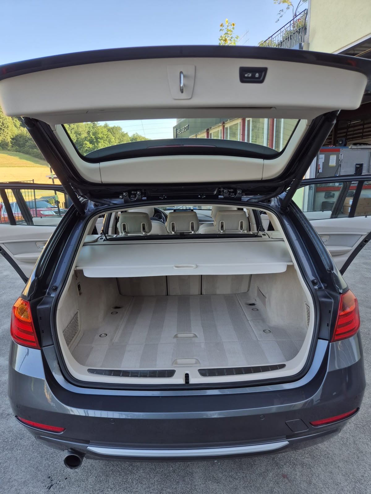 BMW 320i Touring Modern Line Steptronic-image-2