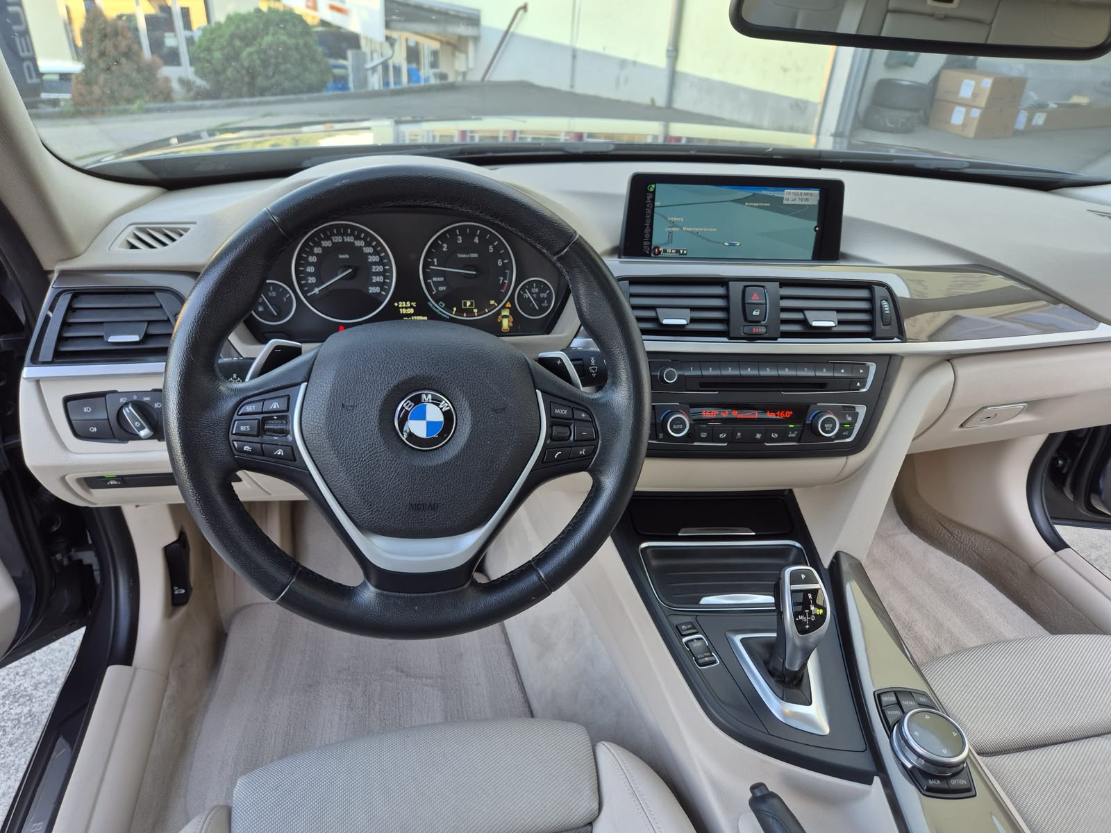 BMW 320i Touring Modern Line Steptronic-image-4