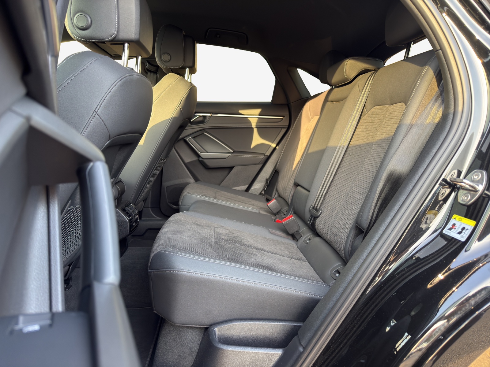 AUDI Q3 Sportback 35 TDI S line quattro S-tronic-image-11
