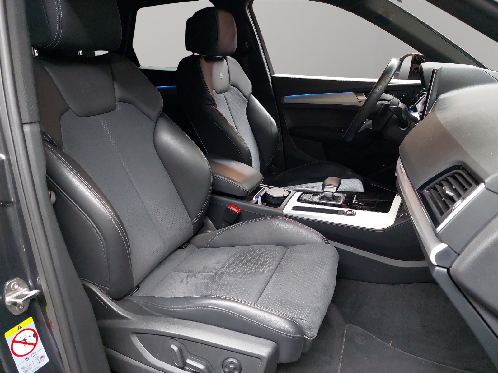 AUDI Q5 50 TFSI e PHEV Black Edition quattro S-tronic-image-8