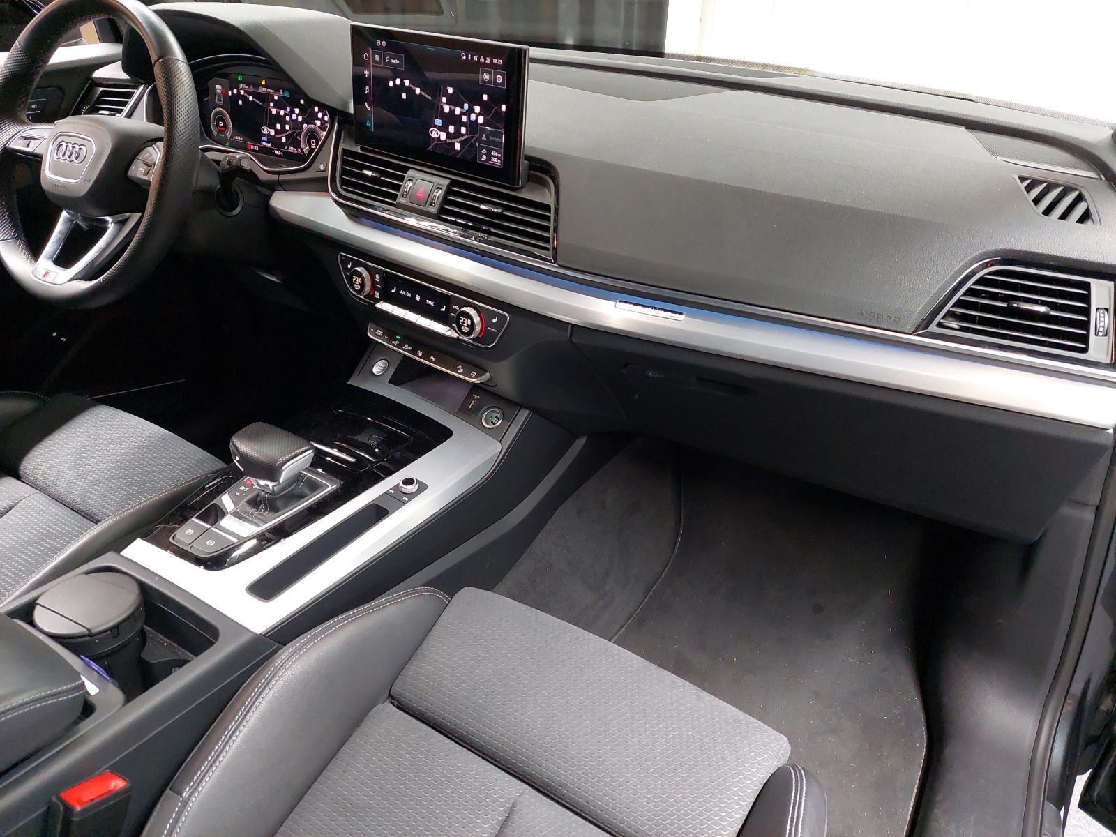 AUDI Q5 50 TFSI e PHEV Black Edition quattro S-tronic-image-9