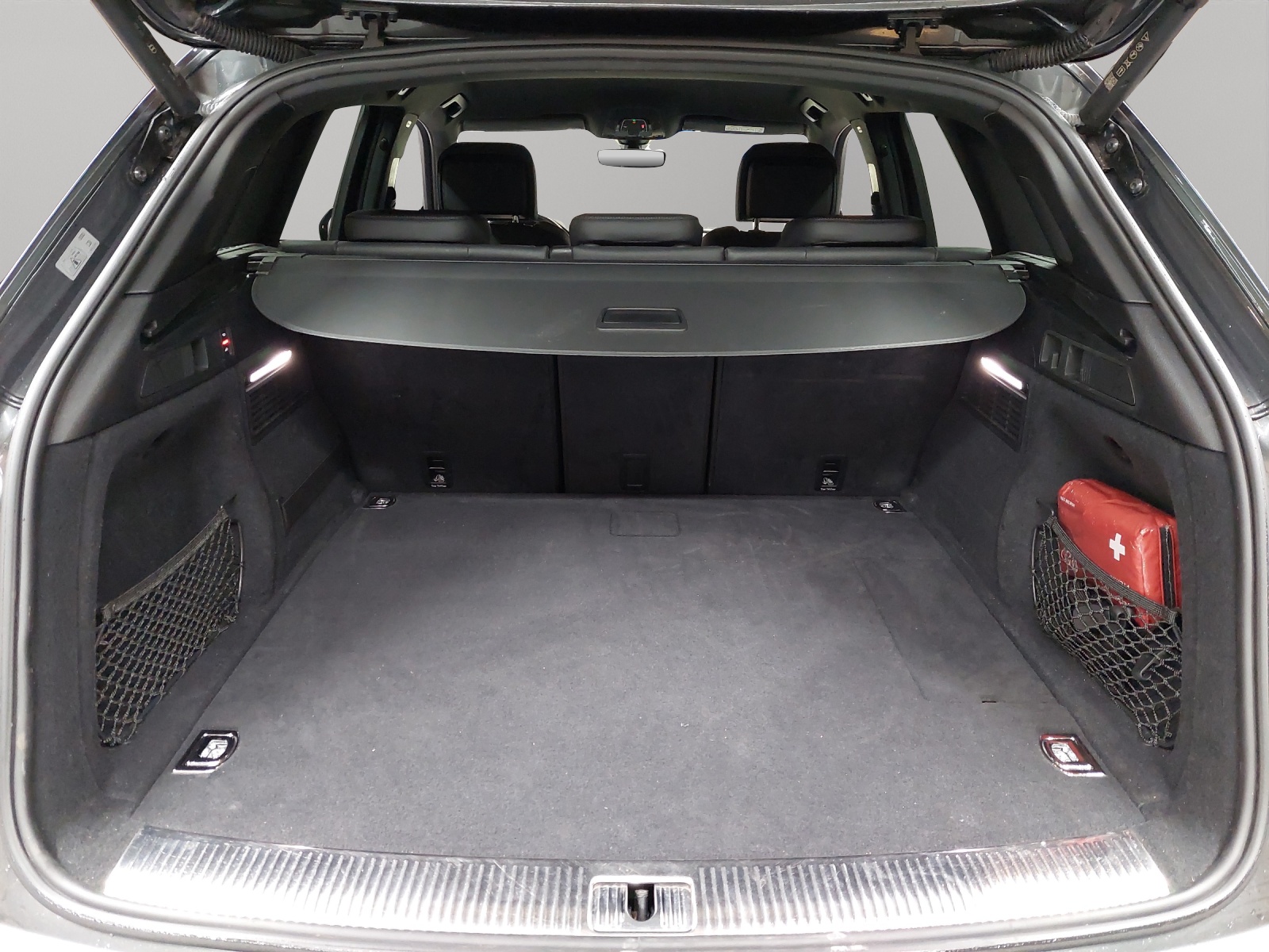 AUDI Q5 50 TFSI e PHEV Black Edition quattro S-tronic-image-10