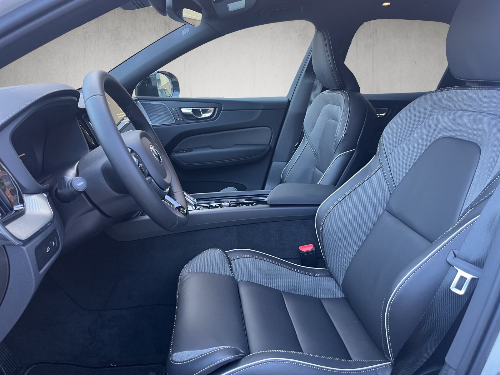 VOLVO XC60 T8 eAWD PluginHybrid Black Edition Geartronic-image-6