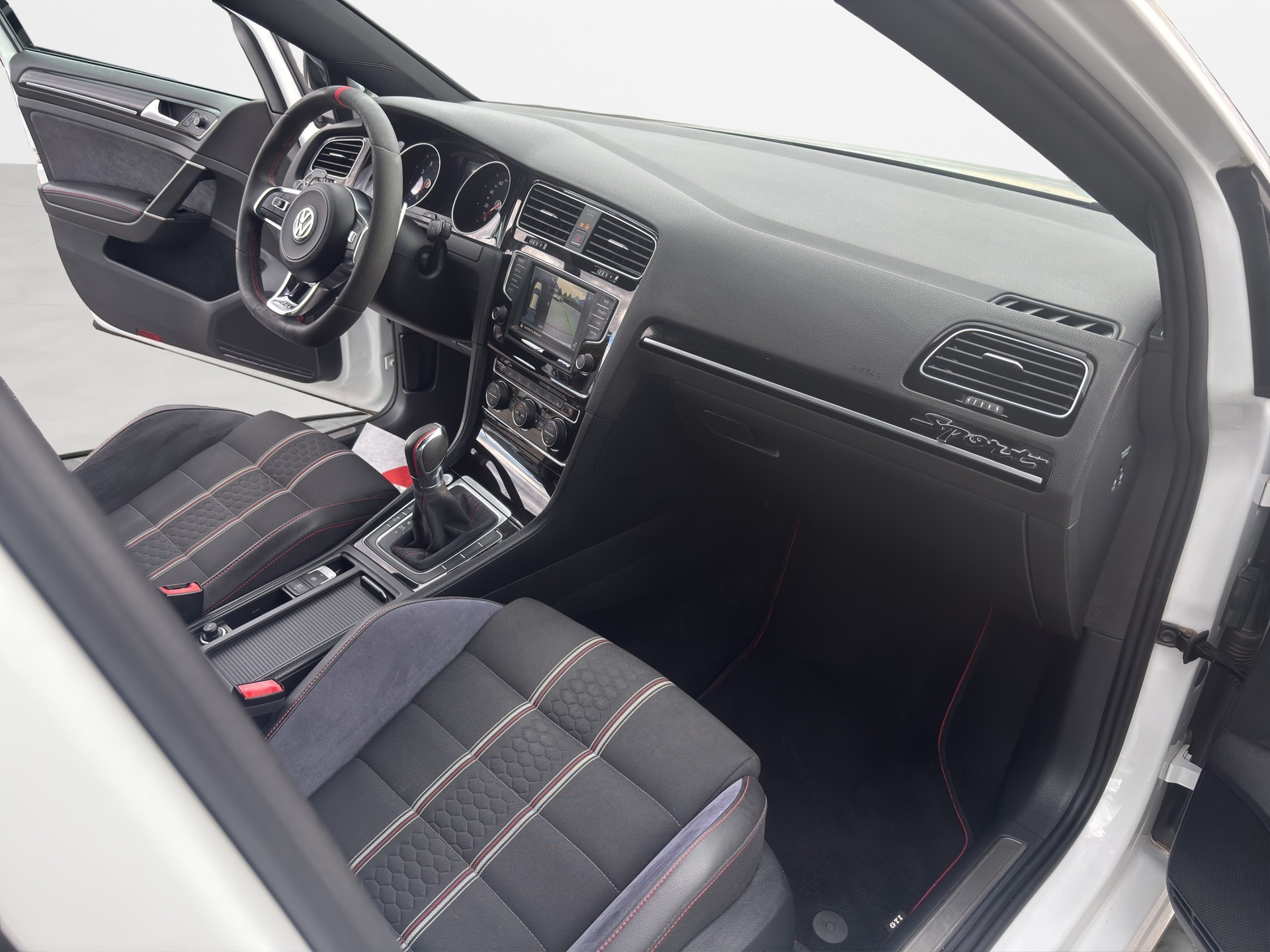 VW Golf 2.0 TSI GTI Clubsport DSG-image-13